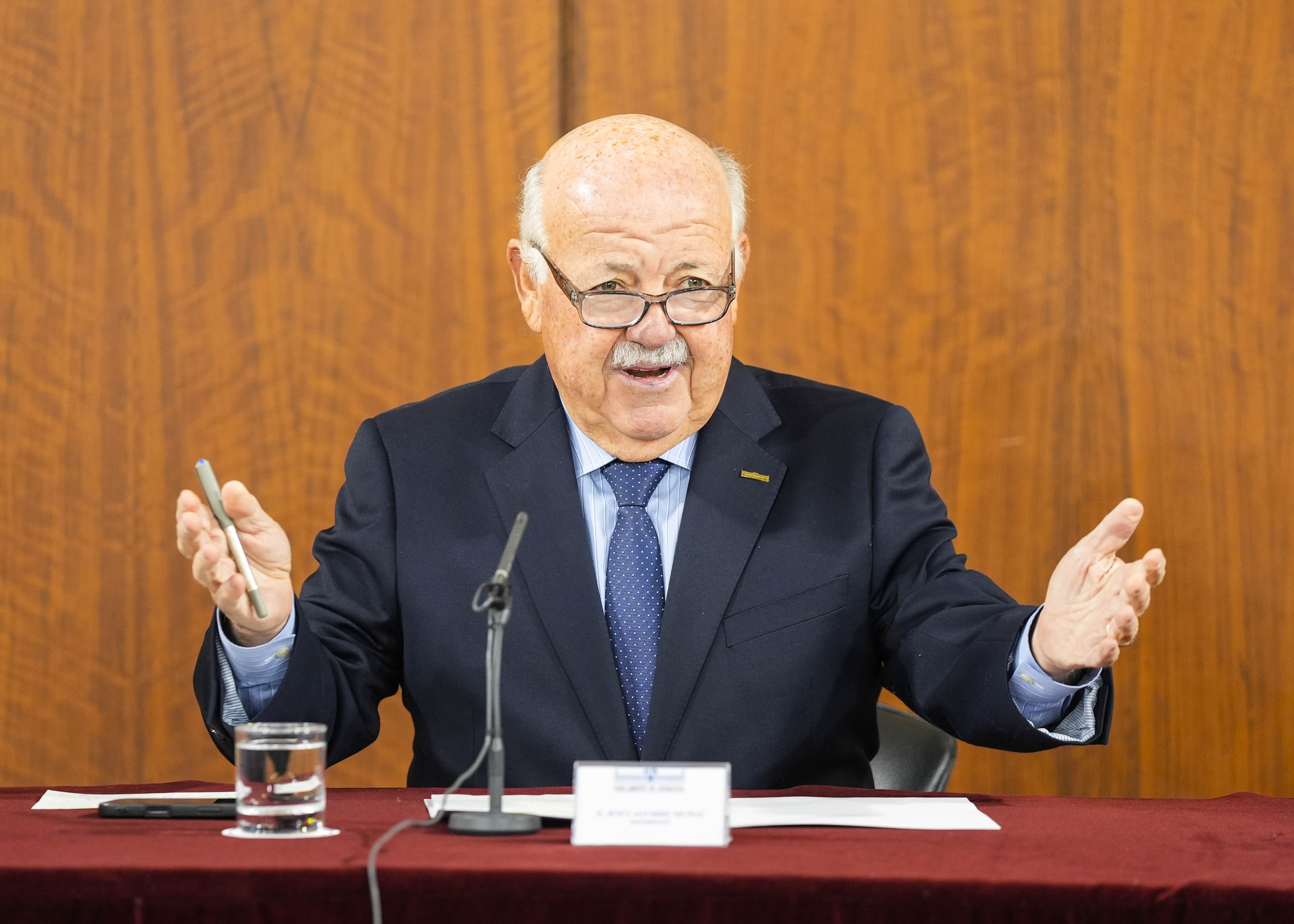 Jes�s Aguirre, presidente del Parlamento de Andaluc�a, se dirige a los asistentes 