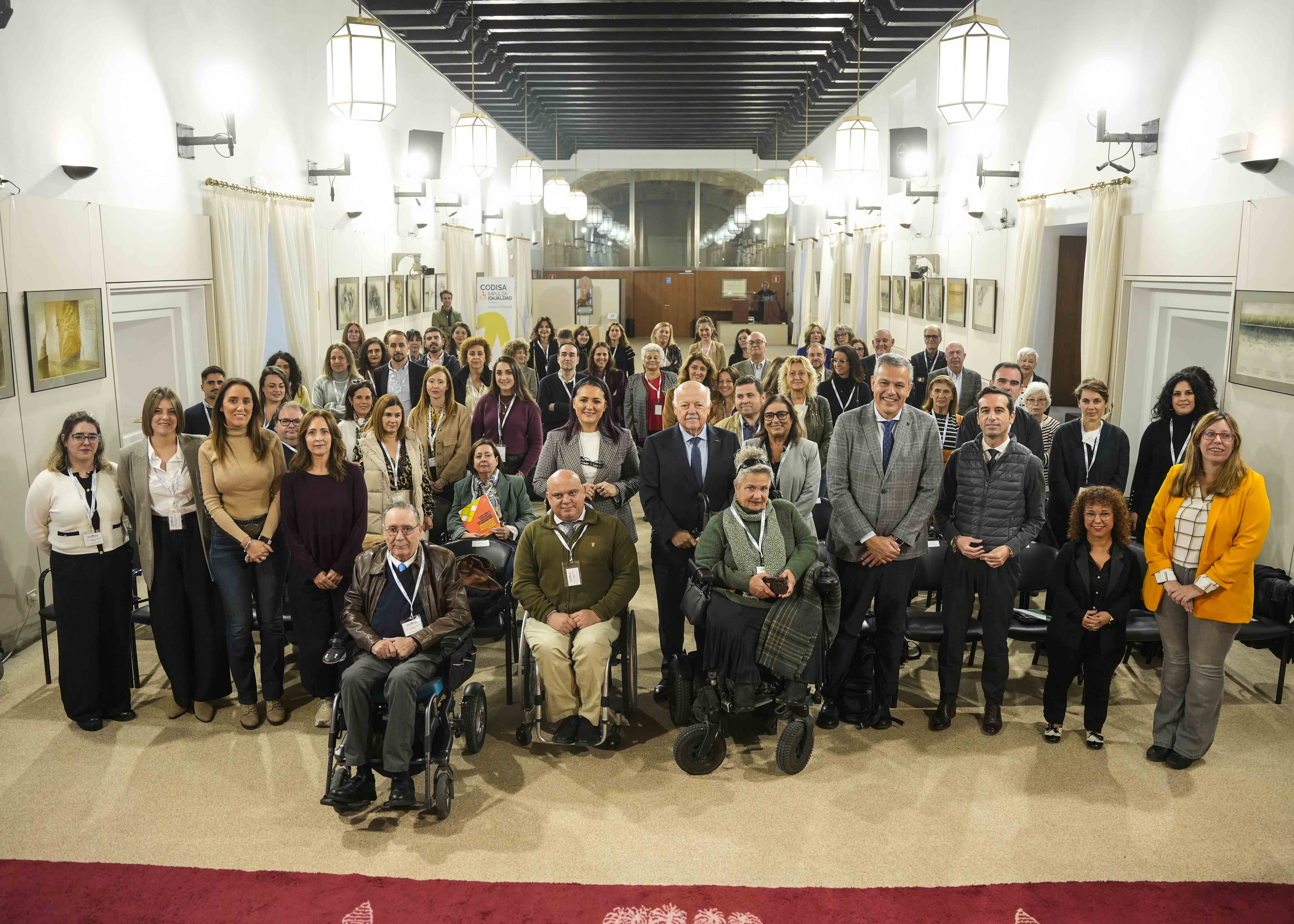 Foto de familia de los asistentes a la presentaci�n del estudio "La asistencia personal en Andaluc�a como medida incluida en el Pacto de Estado Contra la Violencia de G�nero" 