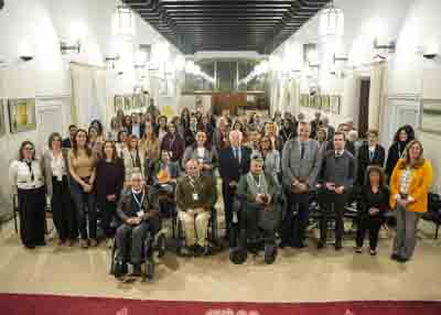 Foto de familia de los asistentes a la presentaci�n del estudio "La asistencia personal en Andaluc�a como medida incluida en el Pacto de Estado Contra la Violencia de G�nero" 