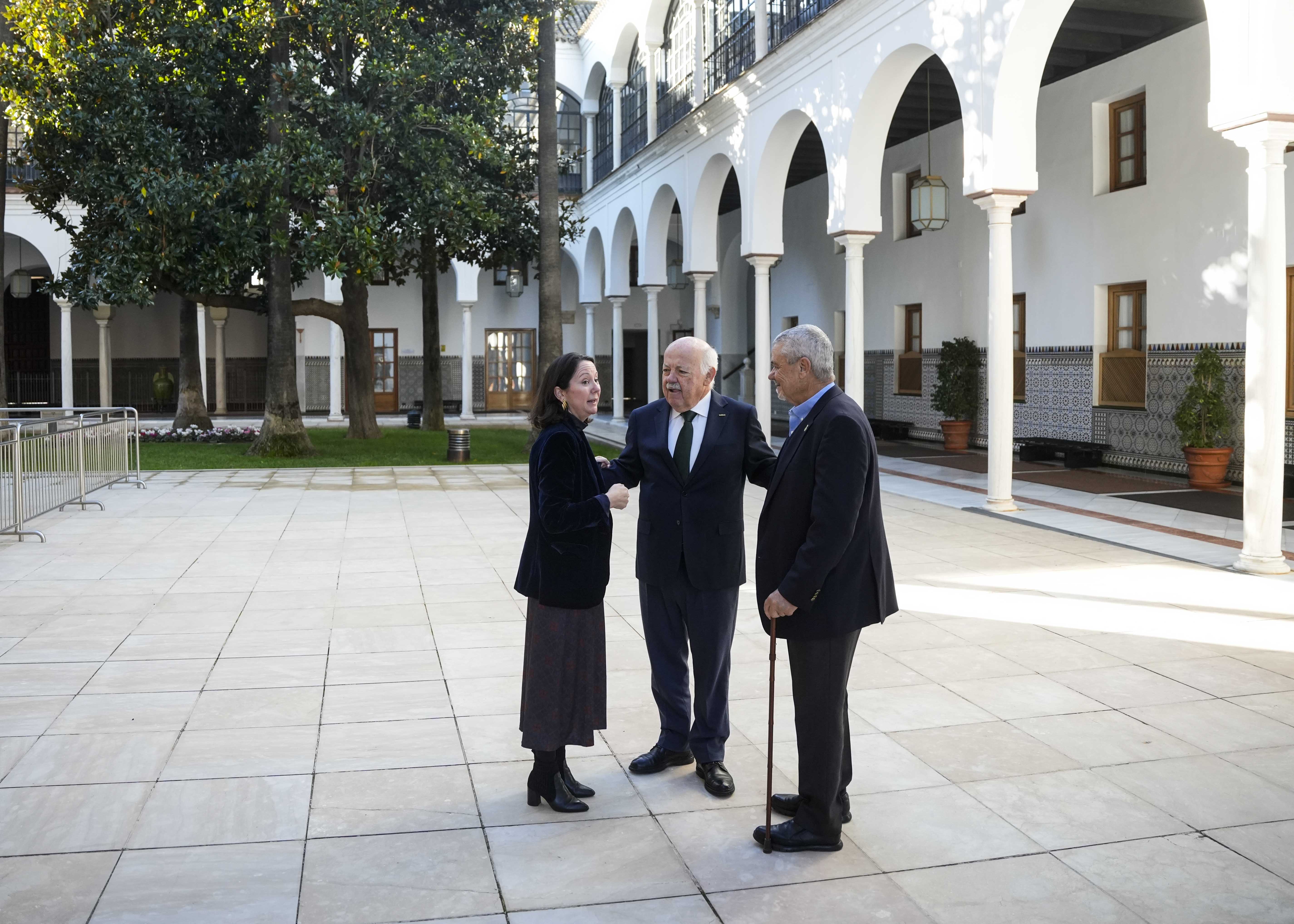 El presidente Jes�s Aguirre saluda a su llegada a la secretaria general de Familia, Concepci�n Cardesa, y al presidente de la Fundaci�n APRONI, Juan Gabriel Garc�a 