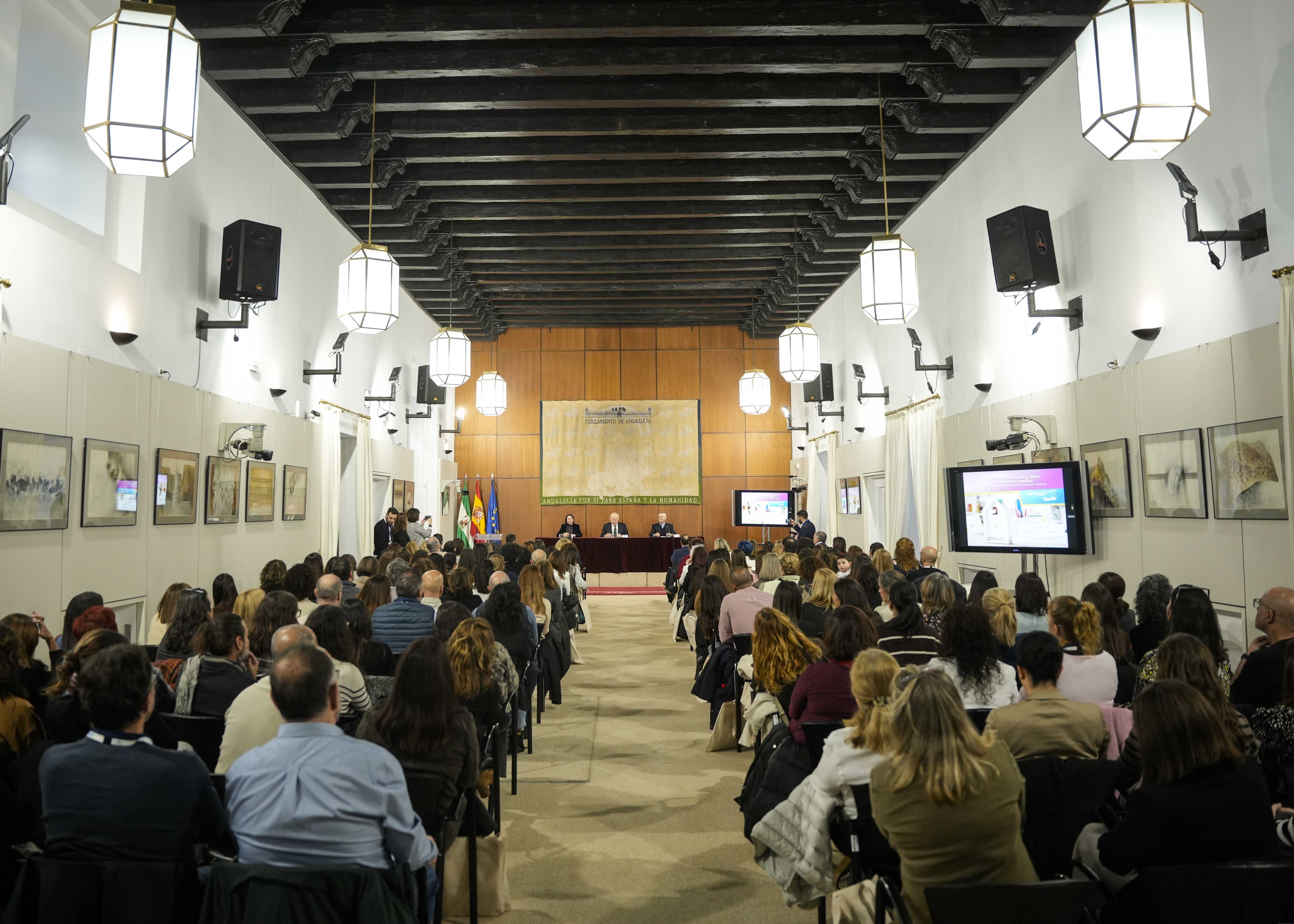 Numeroso p�blico y autoridades asistentes al acto en la sala Alberto Jim�nez-Becerril 