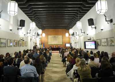 Numeroso p�blico y autoridades asistentes al acto en la sala Alberto Jim�nez-Becerril 