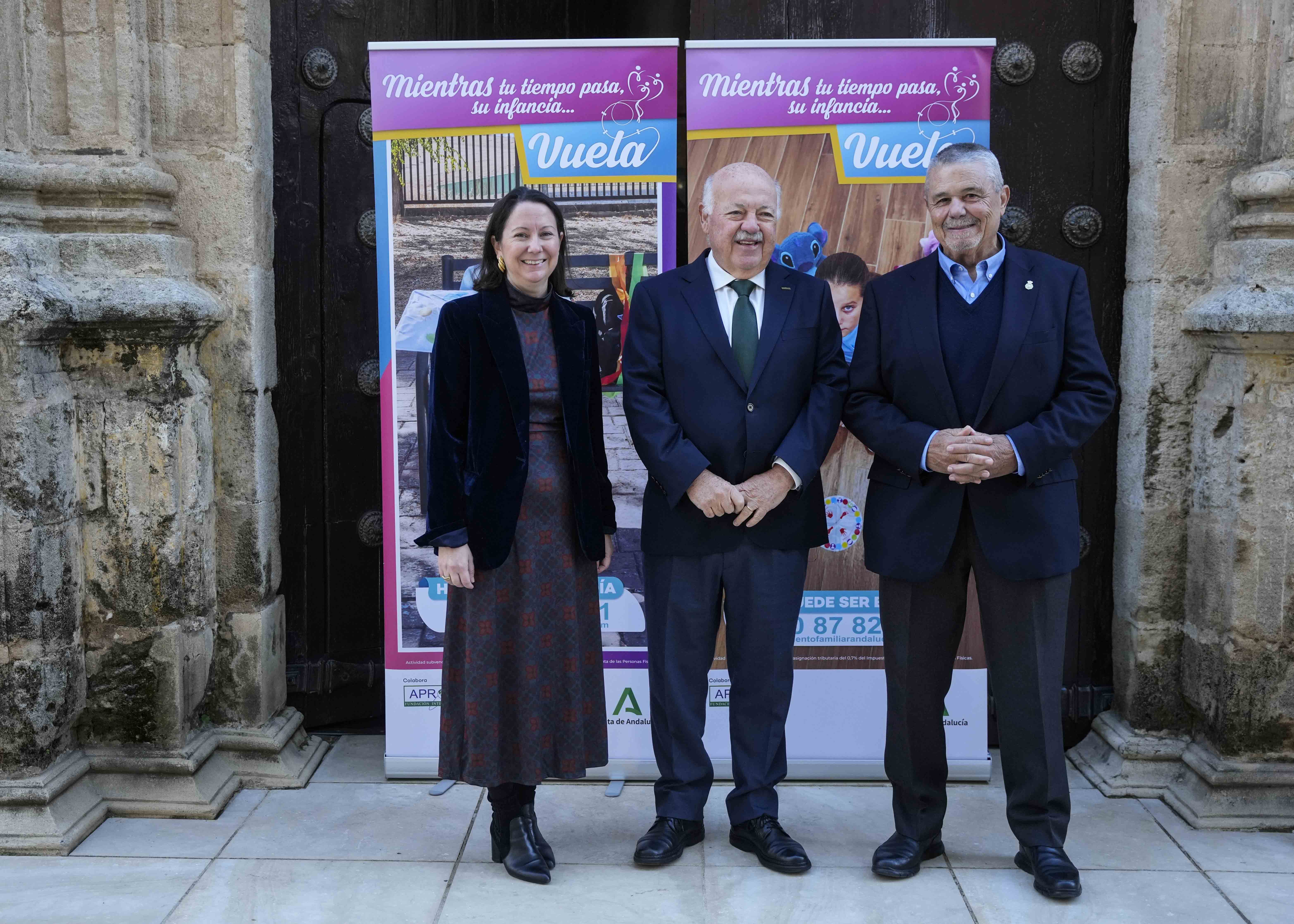 Concepci�n Cardesa, Jes�s Aguirre y Juan Gabriel Garc�a, antes de inaugurar la II Jornada Auton�mica sobre Acogimiento Familiar
