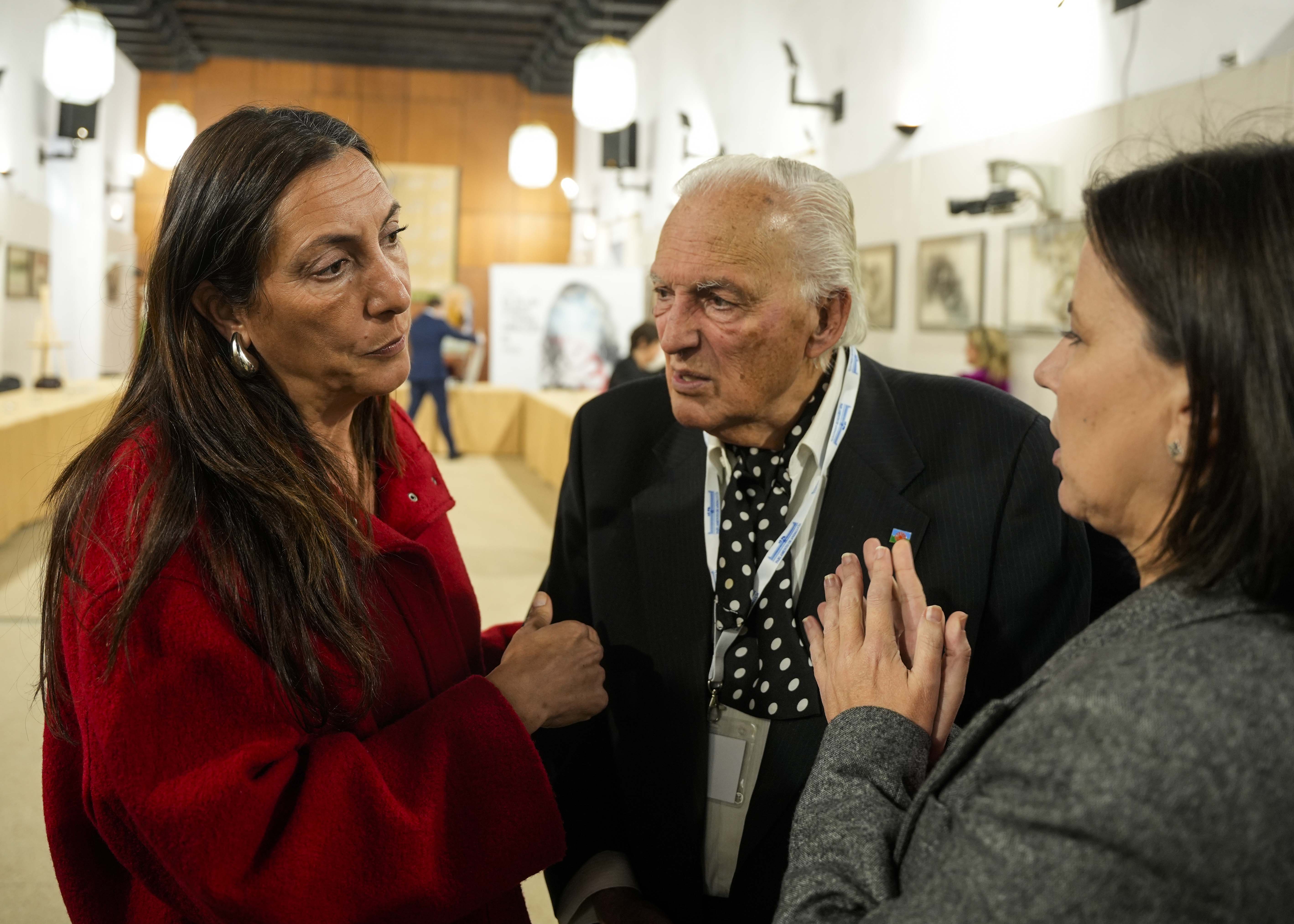 La consejera Loles L�pez y Ana Vanessa Garc�a, secretaria general de Inclusi�n Social, conversan con Juan de Dios Ram�rez Heredia