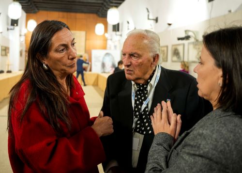  La consejera Loles L�pez y Ana Vanessa Garc�a, secretaria general de Inclusi�n Social, conversan con Juan de Dios Ram�rez Heredia