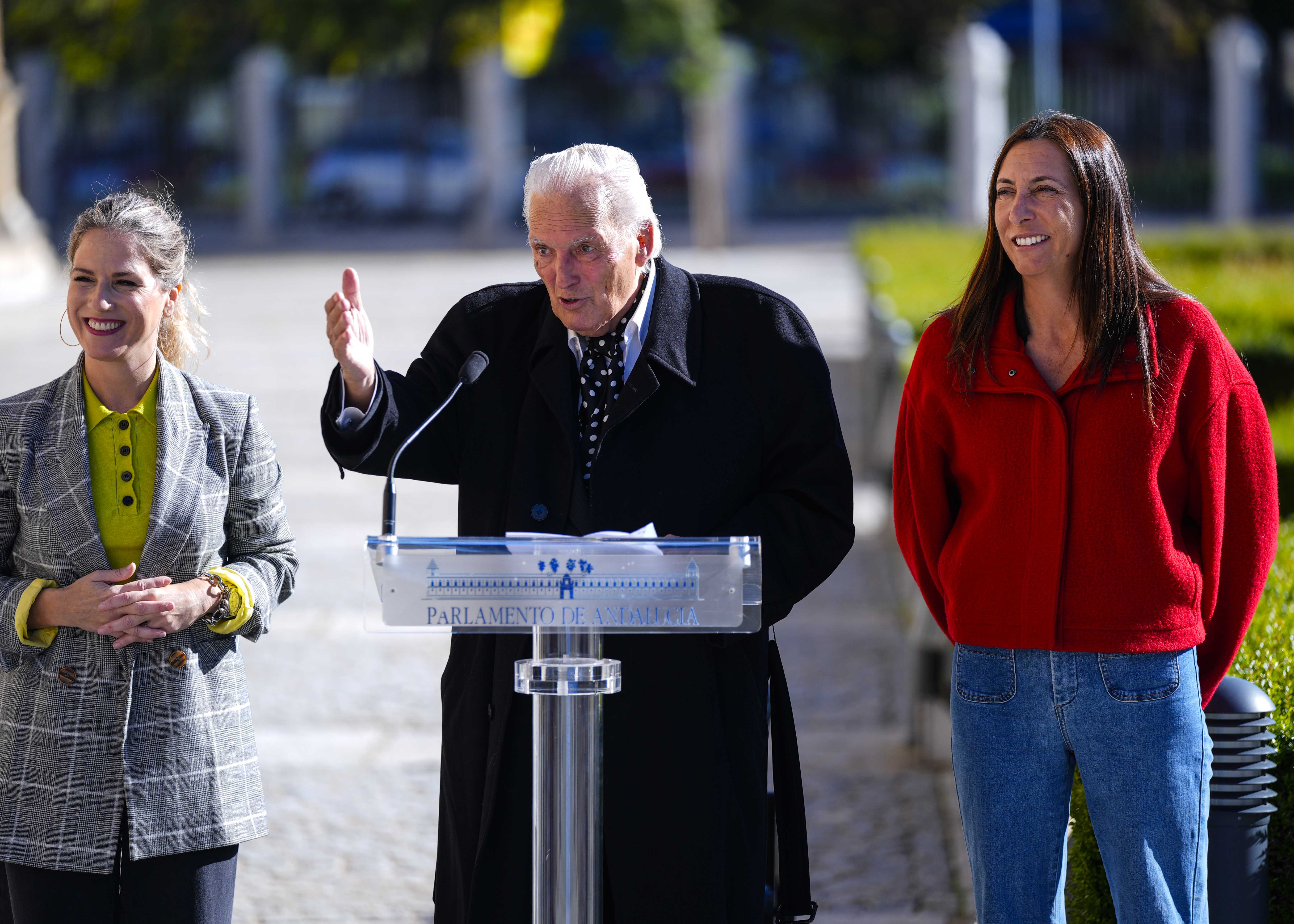  Juan de Dios Ram�rez Heredia da lectura a un manifiesto en representaci�n del Consejo Andaluz del Pueblo Gitano