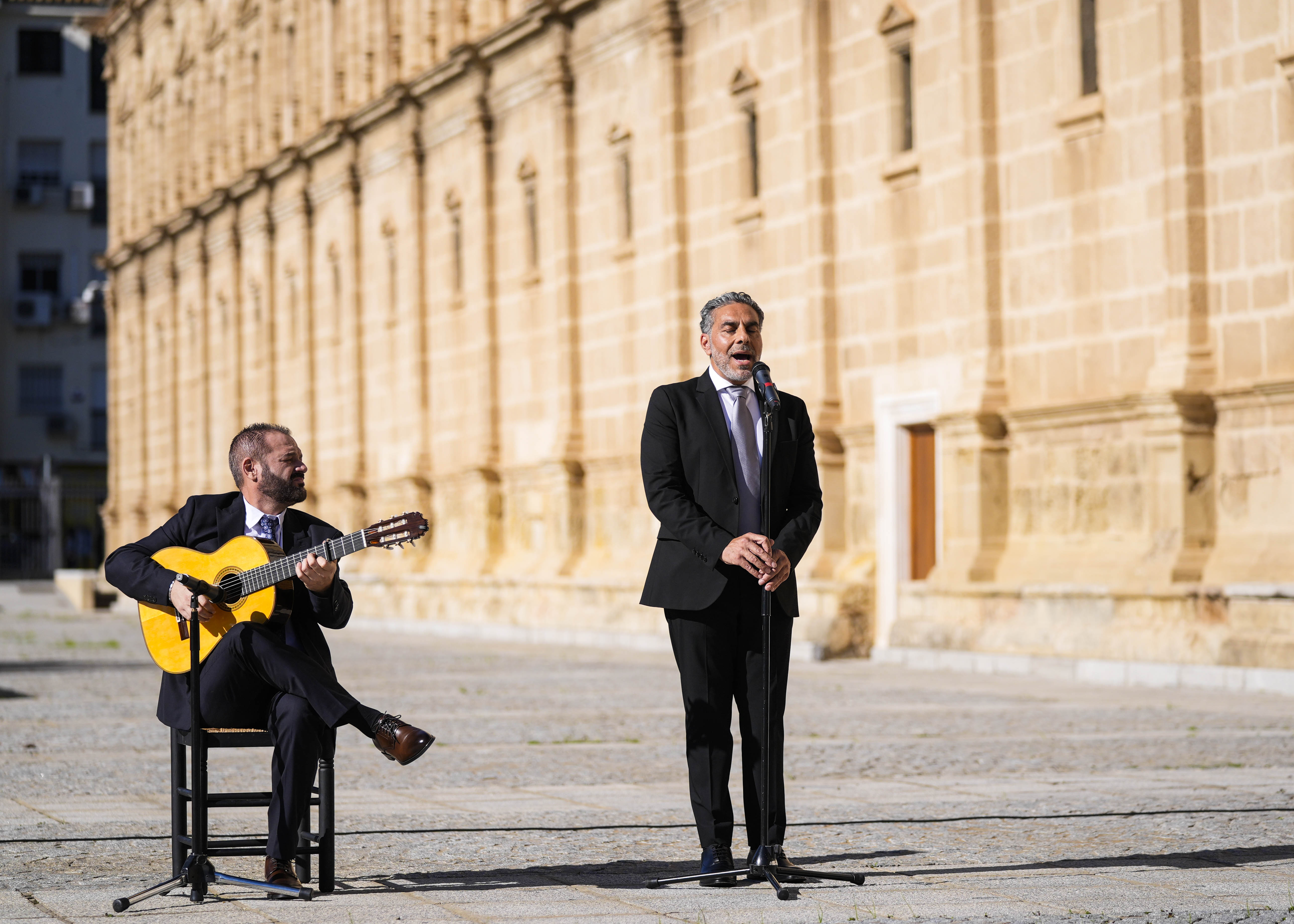   El cantaor flamenco Pedro "el Grana�no" interpreta el himno gitano "Gelem, gelem"