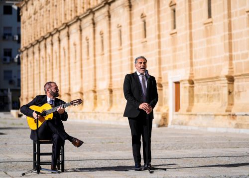   El cantaor flamenco Pedro "el Grana�no" interpreta el himno gitano "Gelem, gelem"