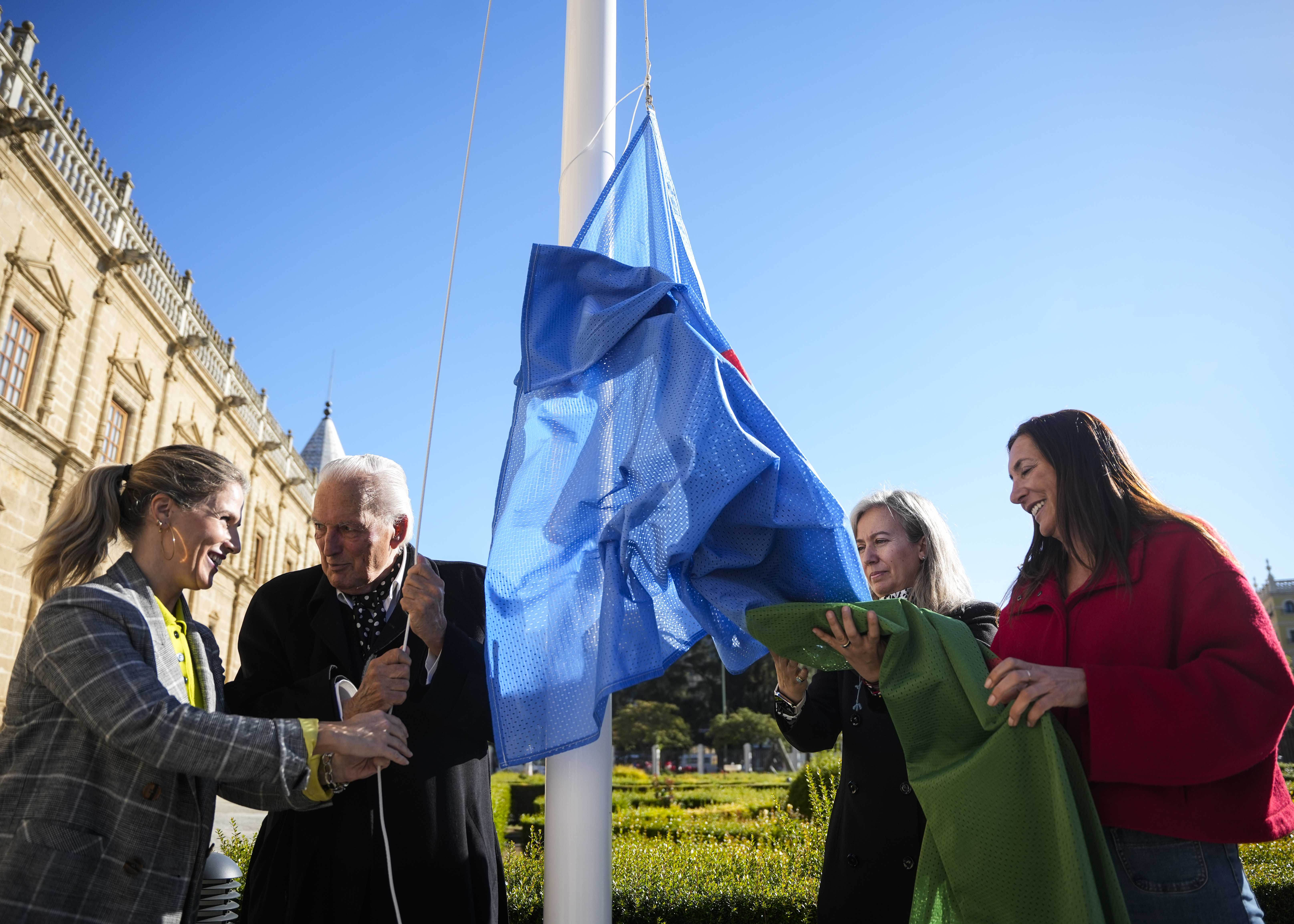  En representaci�n del Consejo Andaluz del Pueblo Gitano, Juan de Dios Ram�rez Heredia procede al izado de la bandera en presencia de Ana Mestre, vicepresidenta primera del Parlamento, y Loles L�pez, consejera de Inclusi�n Social, Juventud, Familias e Igualdad
