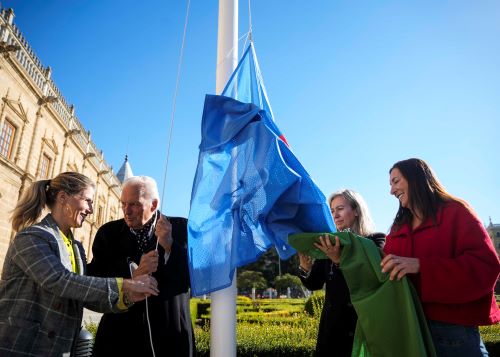  En representaci�n del Consejo Andaluz del Pueblo Gitano, Juan de Dios Ram�rez Heredia procede al izado de la bandera en presencia de Ana Mestre, vicepresidenta primera del Parlamento, y Loles L�pez, consejera de Inclusi�n Social, Juventud, Familias e Igualdad