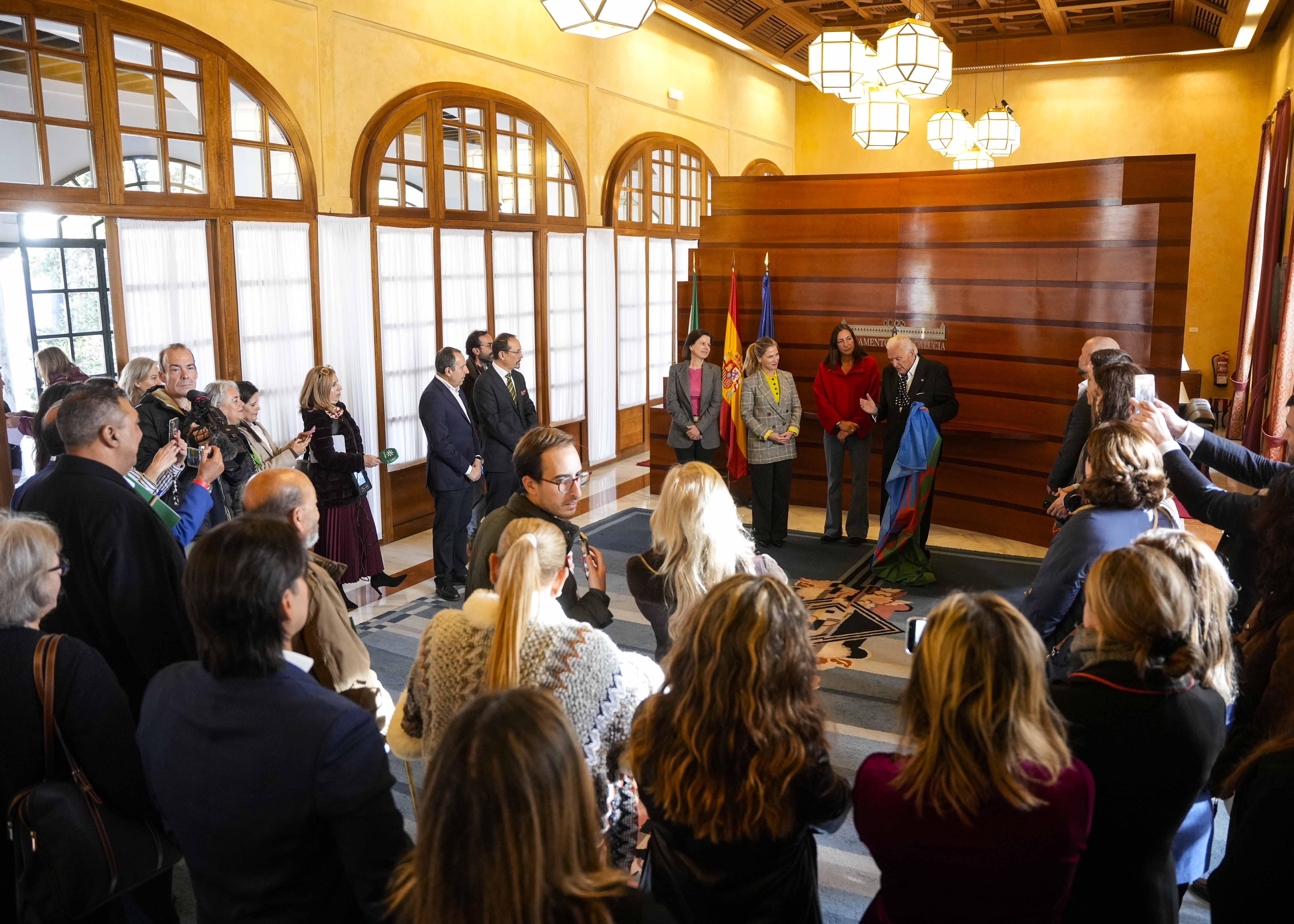  Juan de Dios Ram�rez Heredia recibe la bandera que se izar� en la fachada del Parlamento