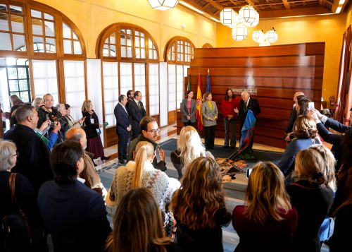  Juan de Dios Ram�rez Heredia recibe la bandera que se izar� en la fachada del Parlamento