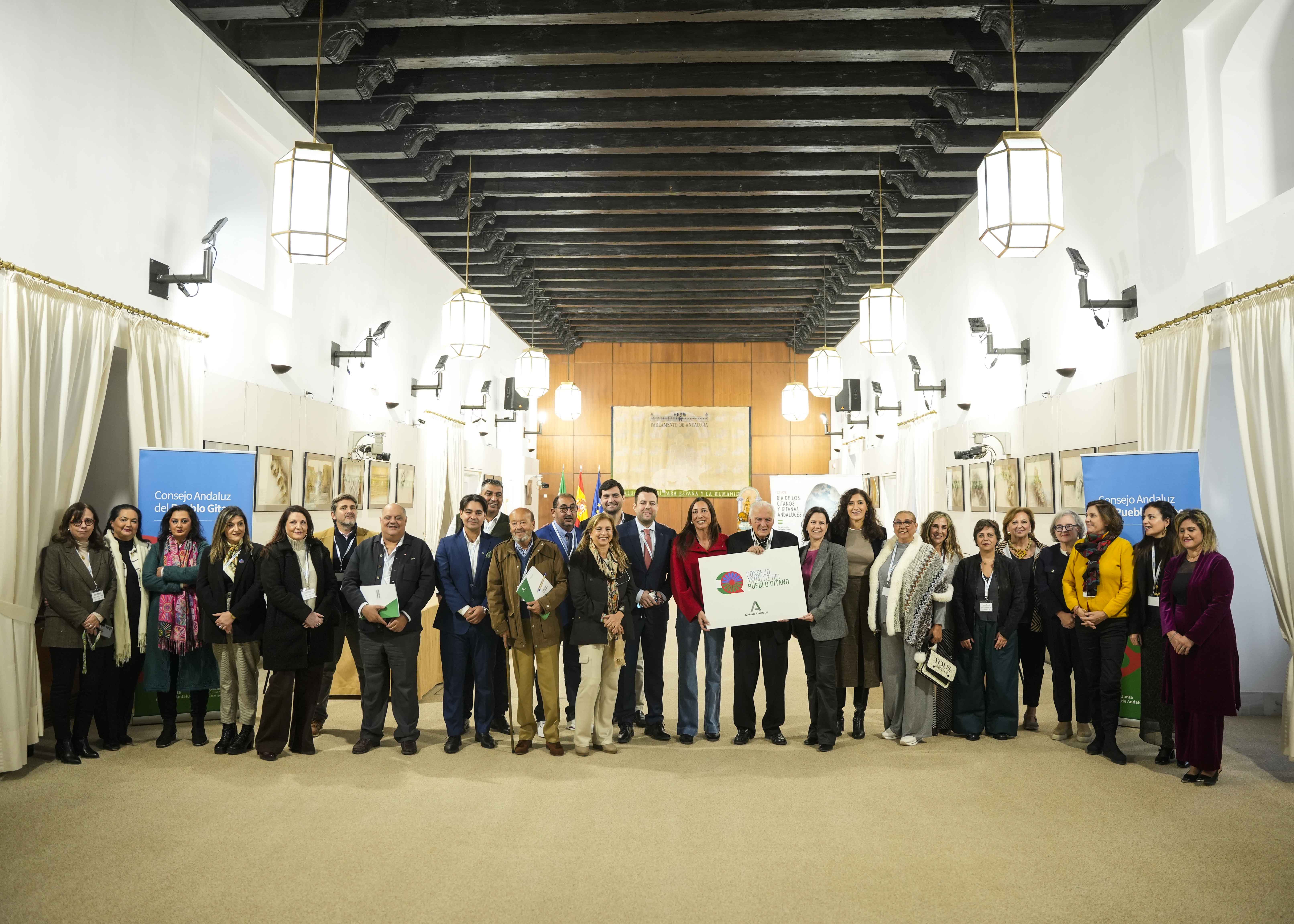   Previo al acto de izado de la bandera, el Consejo Andaluz del Pueblo Gitano se reuni� en pleno en la sala Alberto Jim�nez-Becerril