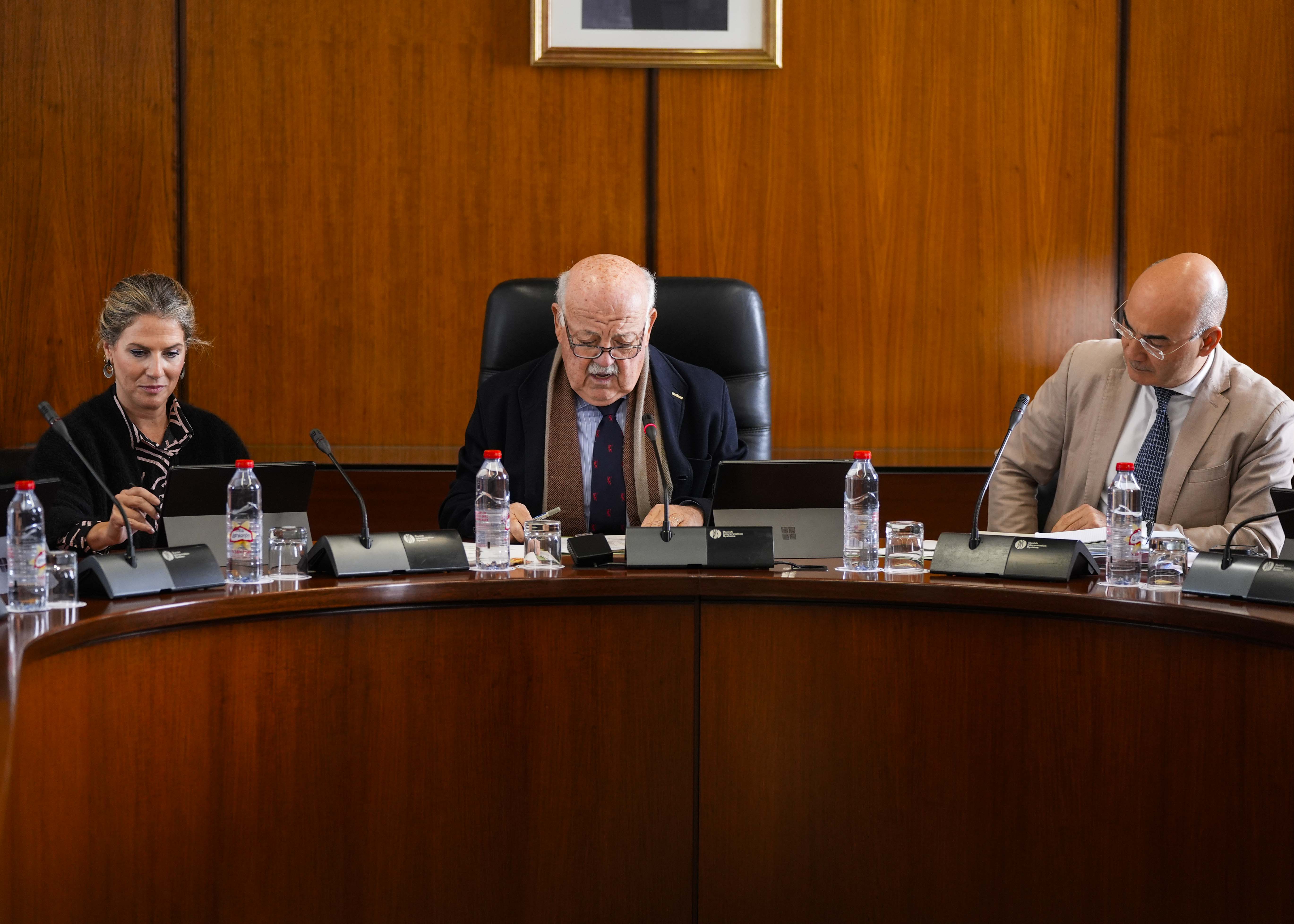 Ana Mara Mestre, vicepresidenta primera; Jess Aguirre, presidente; y Manuel Carrasco, letrado mayor de la Cmara, en la Junta de Portavoces  