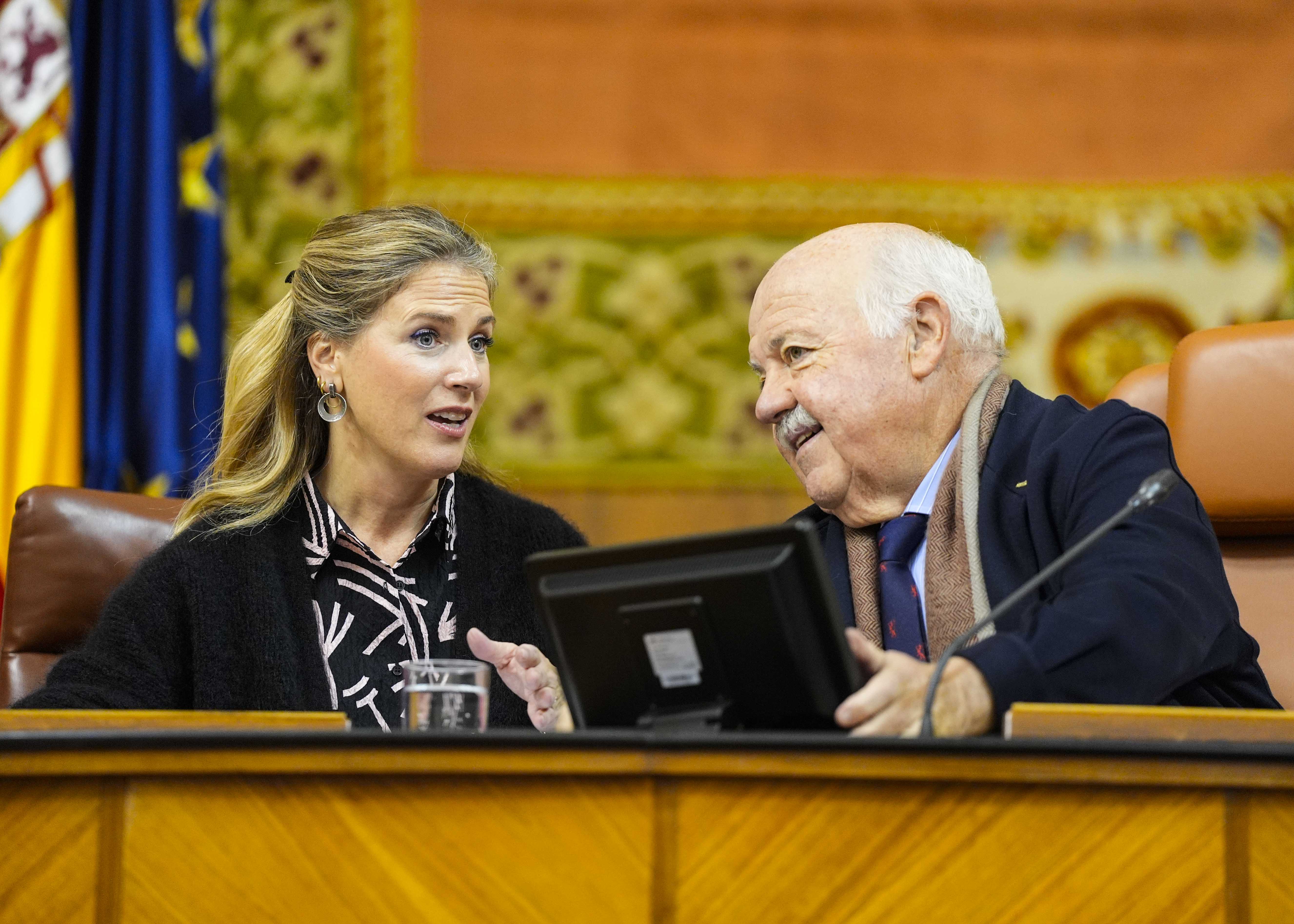 El presidente del Parlamento de Andaluca, Jess Aguirre, y la vicepresidenta primera de la Cmara, Ana Mestre, antes del inicio 