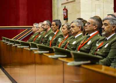 Tribuna de pblico y autoridades con agentes de medio ambiente durante el debate del proyecto de ley   