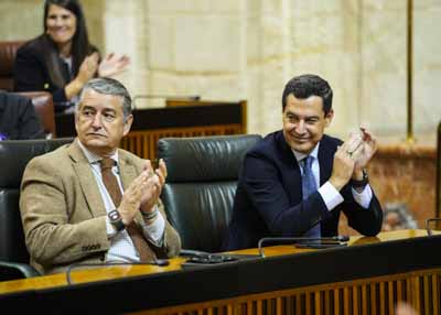 El presidente de la Junta de Andaluca, Juan Manuel Moreno, y el consejero de Sanidad, Presidencia y Emergencias, Antonio Sanz 