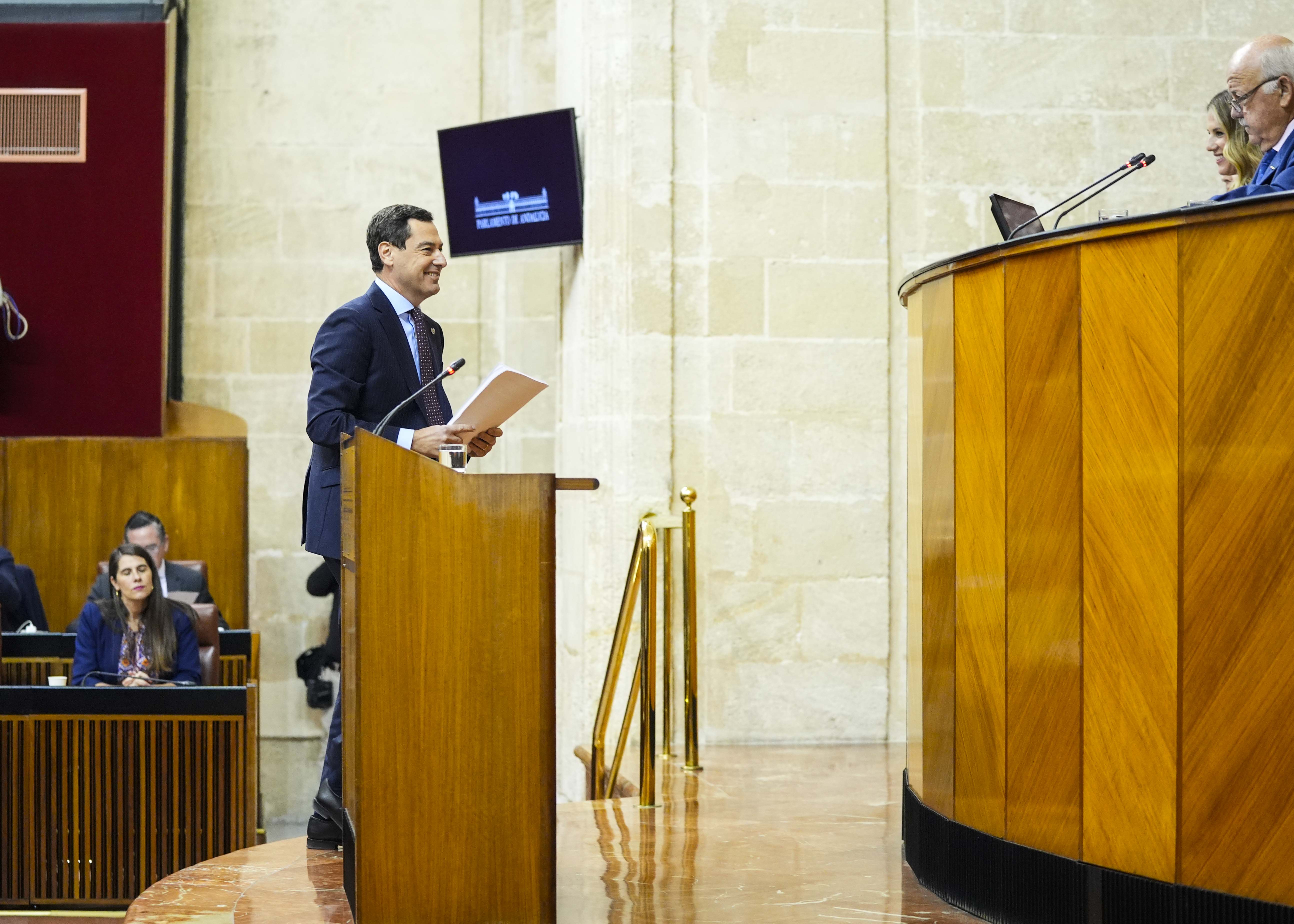  Juan Manuel Moreno, presidente de la Junta de Andaluc�a, se dirige al atril 