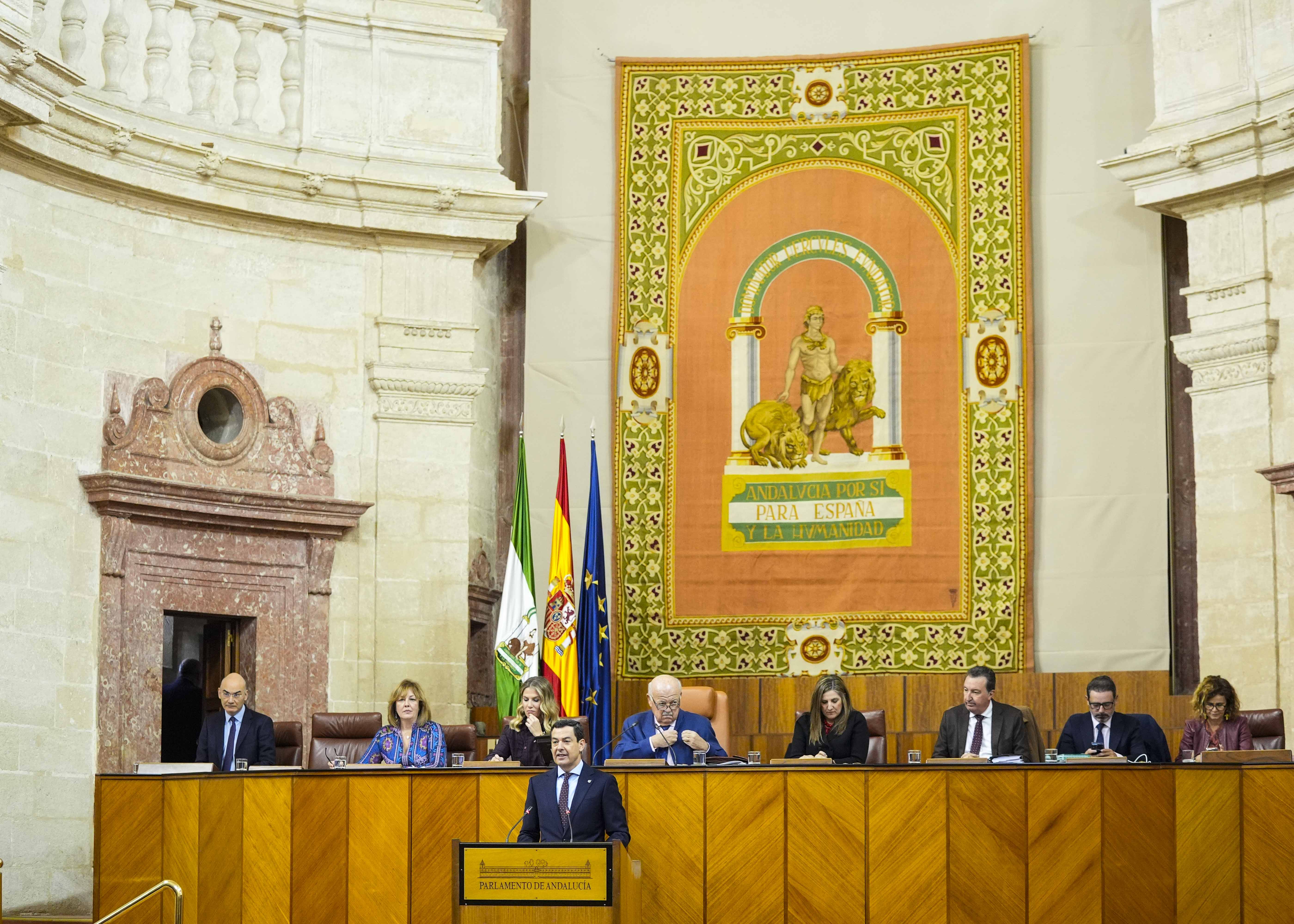 La Mesa del Parlamento de Andaluc�a escucha el discurso del presidente de la Junta, Juan Manuel Moreno  