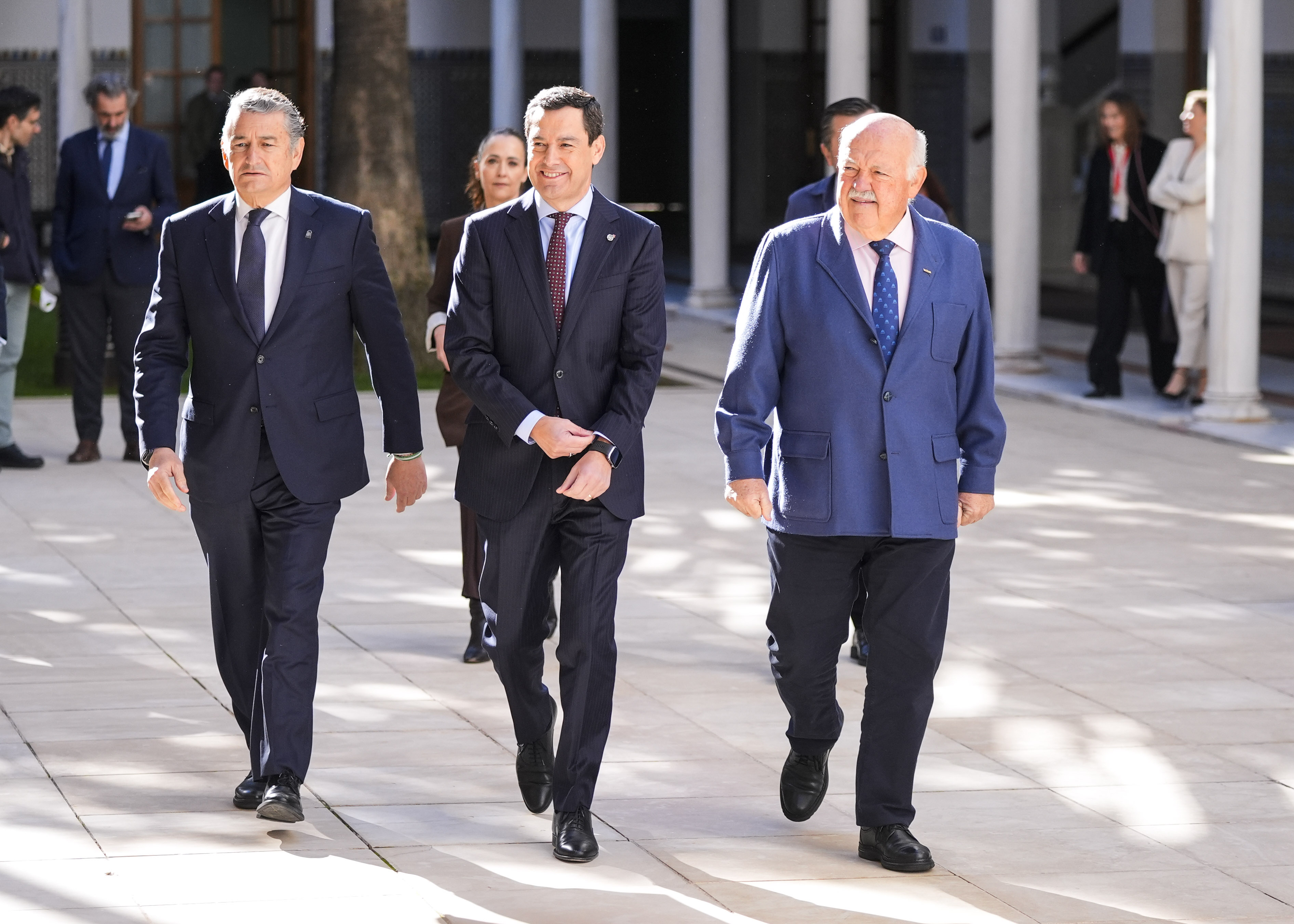 El presidente de la Junta de Andaluc�a, Juan Manuel Moreno; el presidente del Parlamento, Jes�s Aguirre; y el consejero de Sanidad, Presidencia y Emergencias, Antonio Sanz