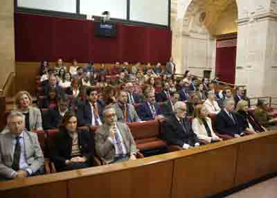 Tribuna de autoridades durante la comparecencia del presidente de la Junta de Andaluc�a 