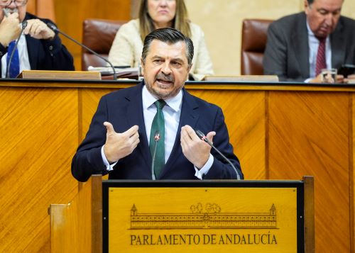   Toni Mart�n, portavoz del Grupo Popular, durante su intervenci�n en el debate del estado de la Comunidad
