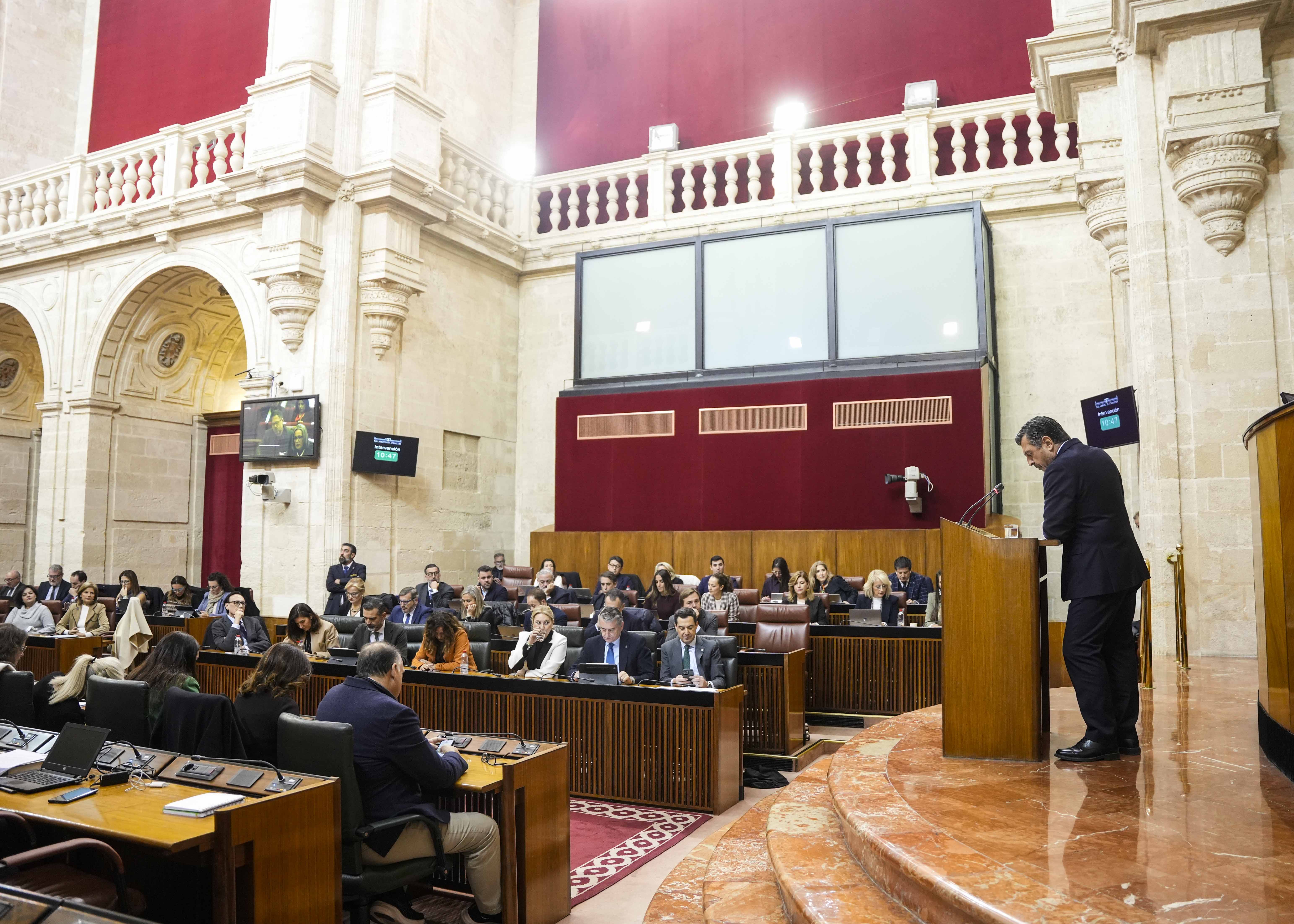  El portavoz del Grupo Popular, Toni Mart�n, se dirige a la C�mara desde la tribuna de oradores