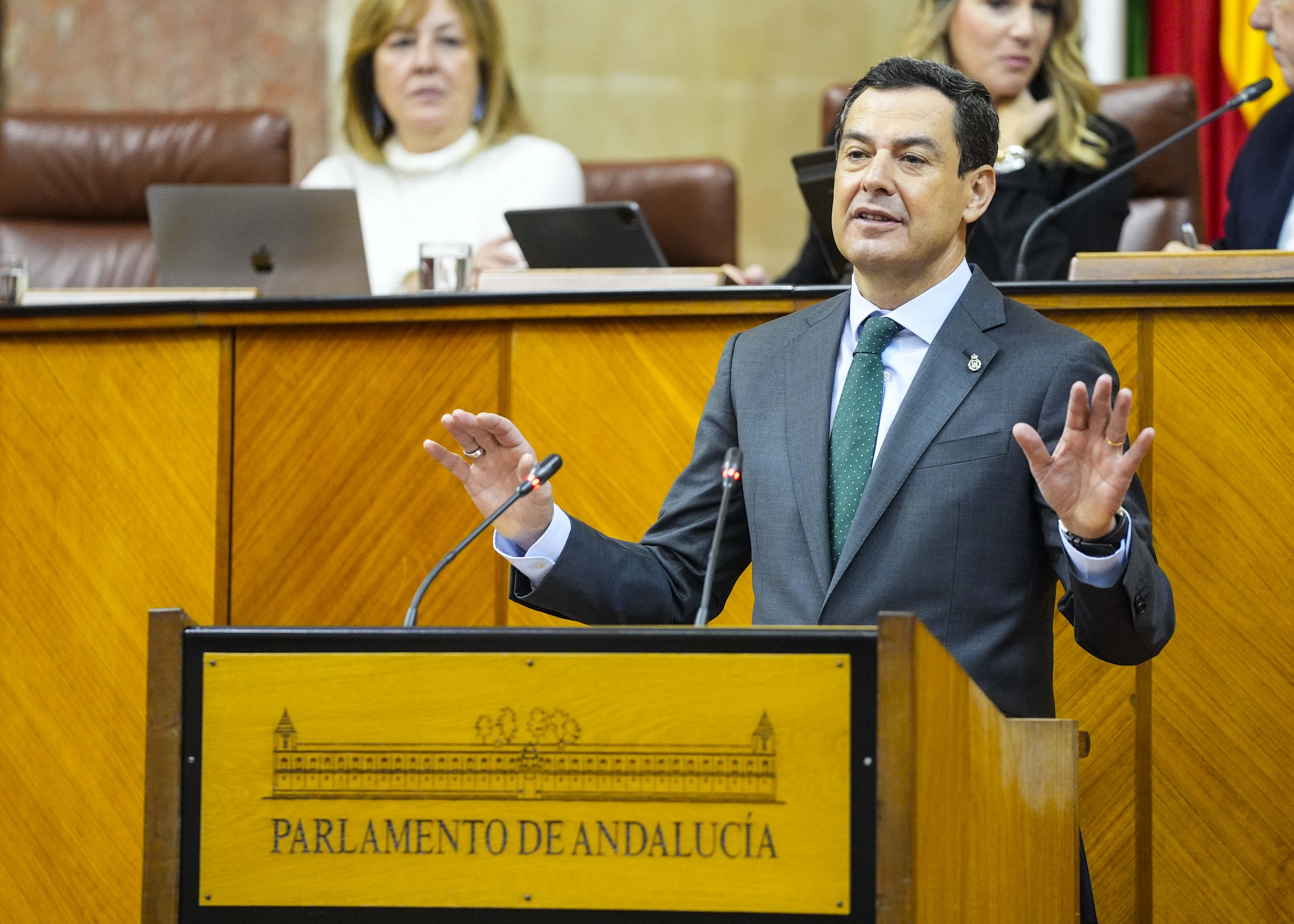  El presidente de la Junta, Juan Manuel Moreno, replica al portavoz del Grupo Popular