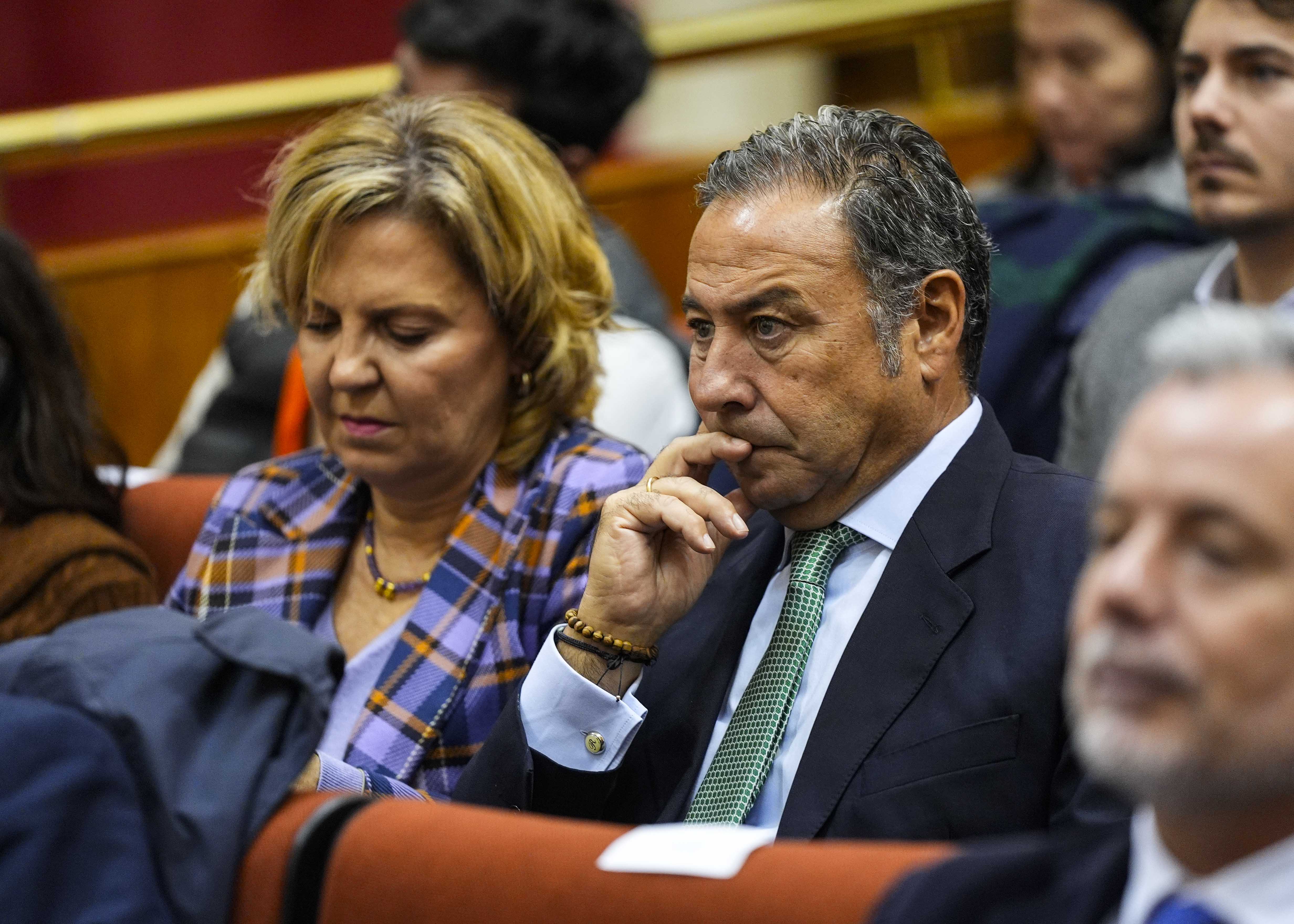 Ricardo S�nchez, delegado del Gobierno de la Junta en Sevilla, junto a Pamela Hoyos, secretaria general de Relaciones con el Parlamento