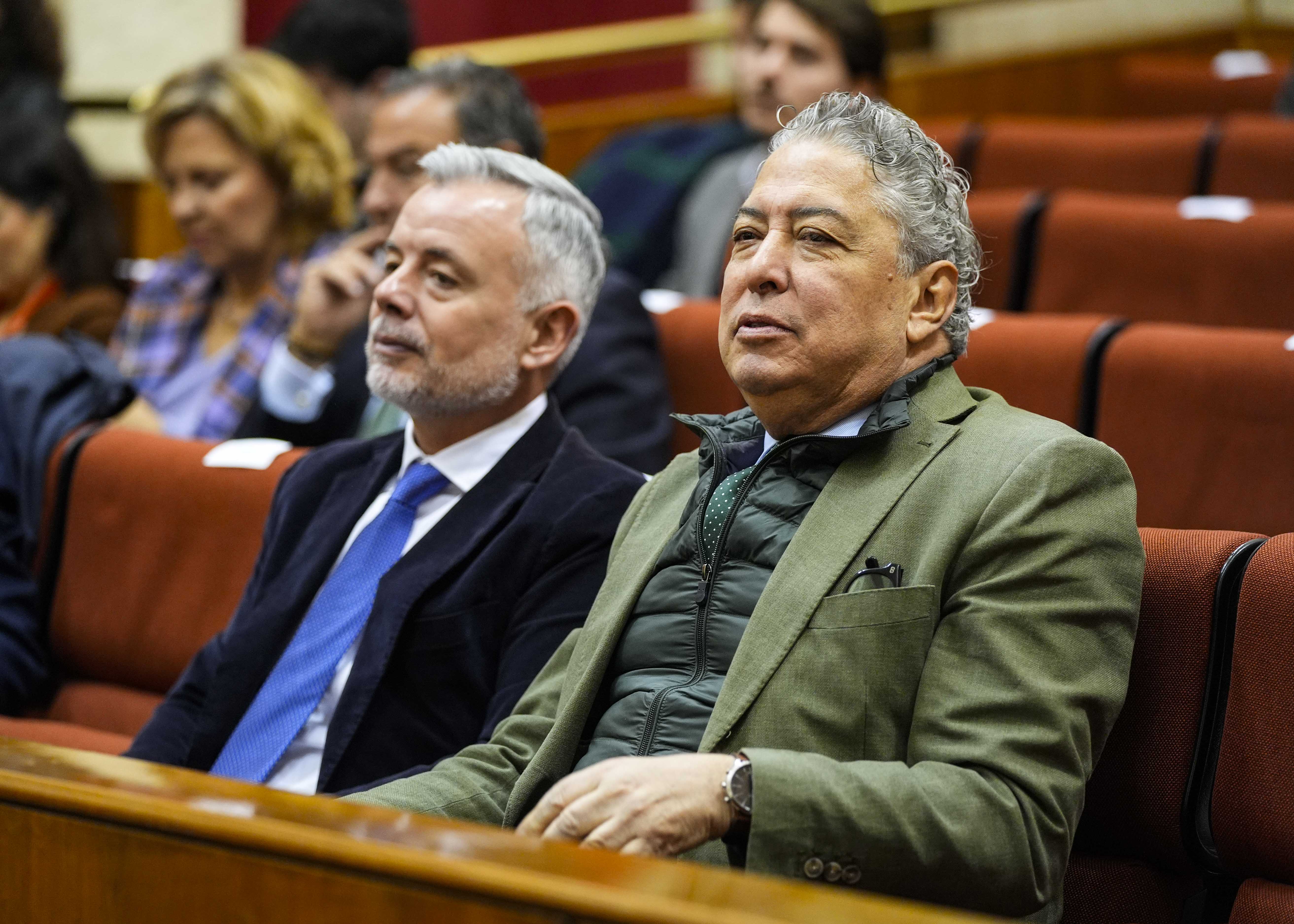 Tom�s Burgos, viceconsejero de Presidencia, y Nicol�s Navarro, viceconsejero de Sanidad, siguen el debate desde la tribuna de p�blico