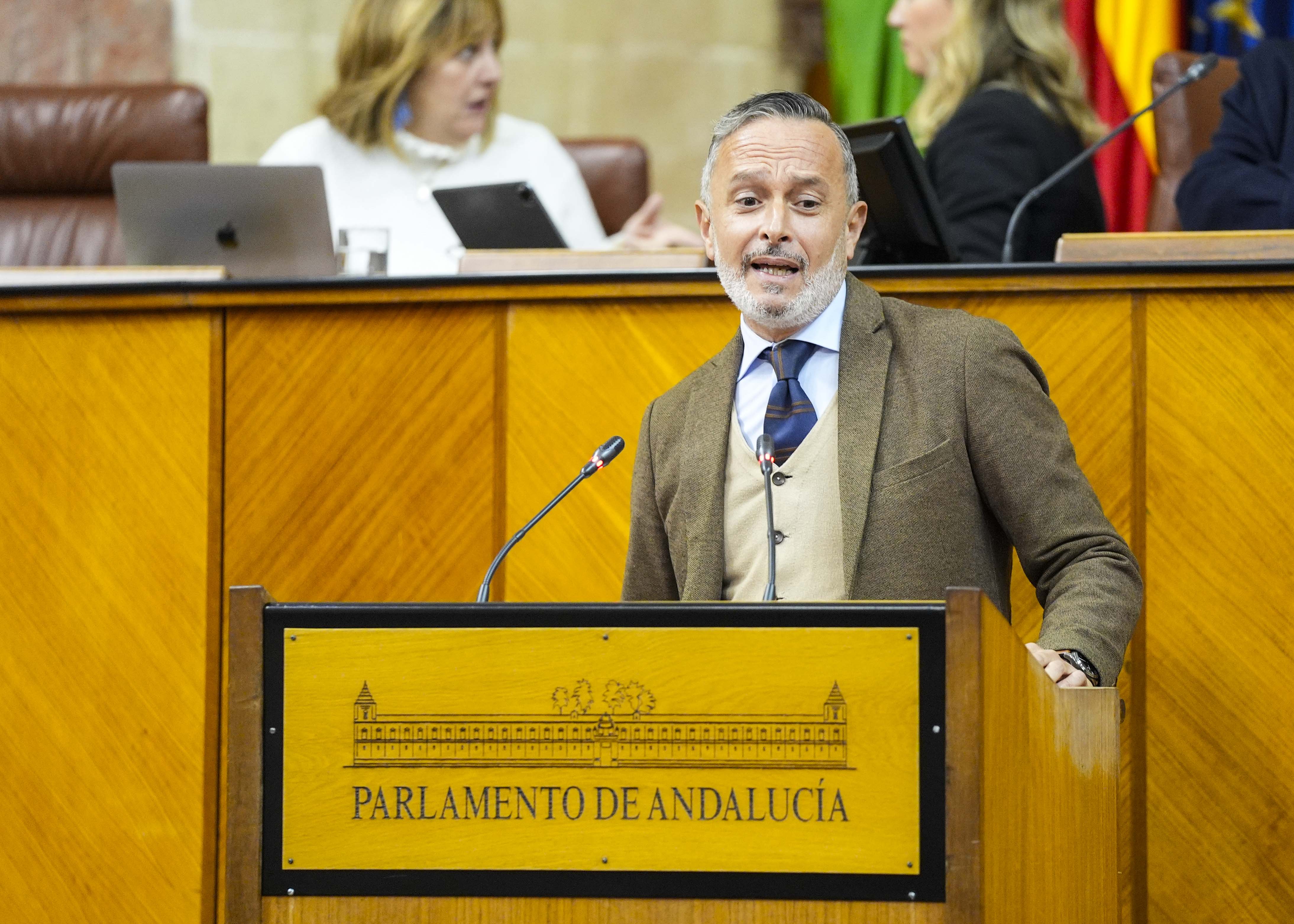  Rafael Recio toma la palabra para defender las propuestas de resoluci�n del Grupo Socialista