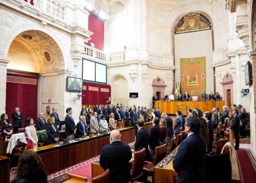  El Pleno del Parlamento guarda un minuto de silencio por las �ltimas v�ctimas de violencia machista