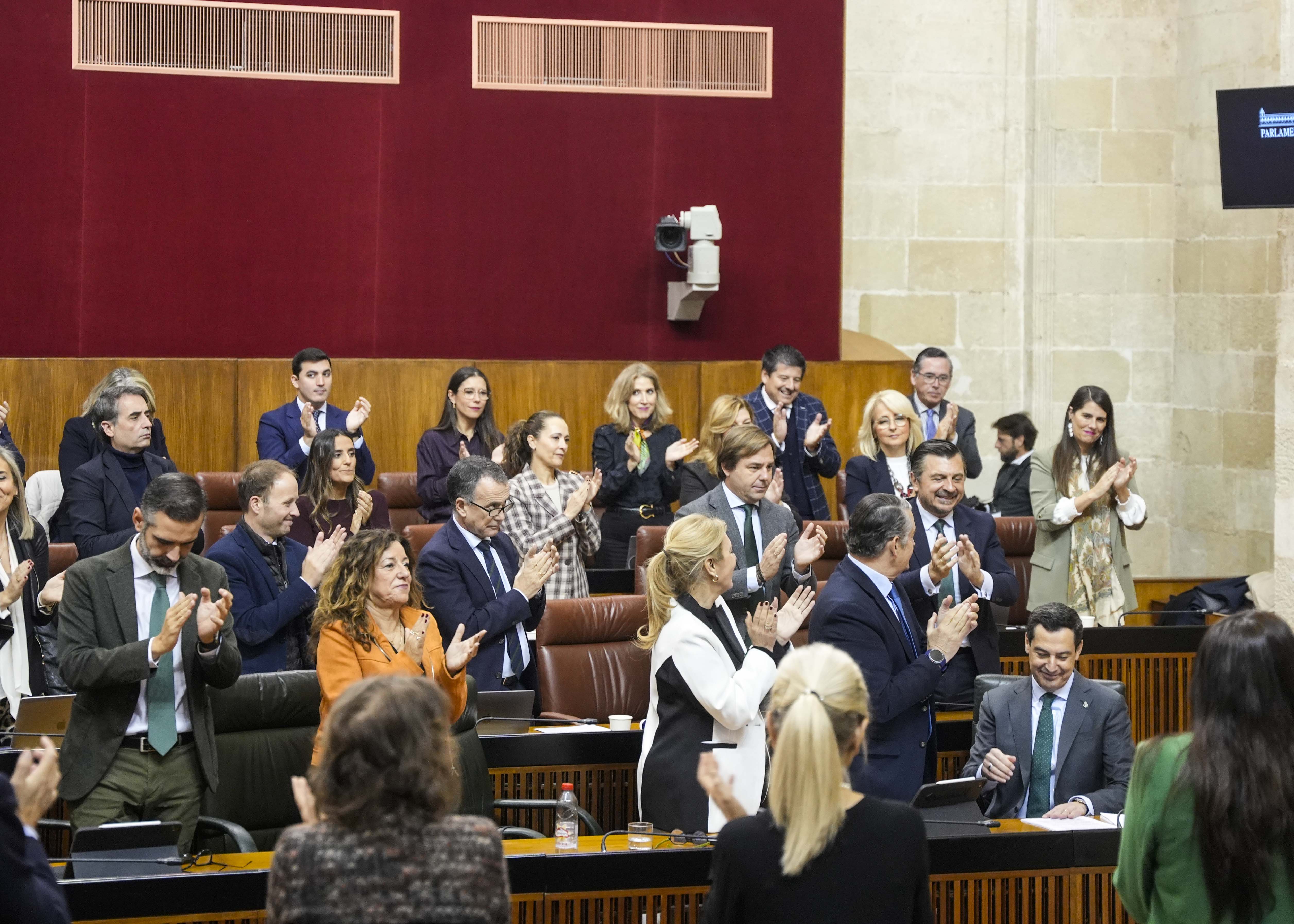  El presidente de la Junta, Juan Manuel Moreno, recibe el aplauso de su grupo parlamentario tras su �ltima intervenci�n
