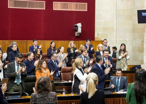  El presidente de la Junta, Juan Manuel Moreno, recibe el aplauso de su grupo parlamentario tras su �ltima intervenci�n