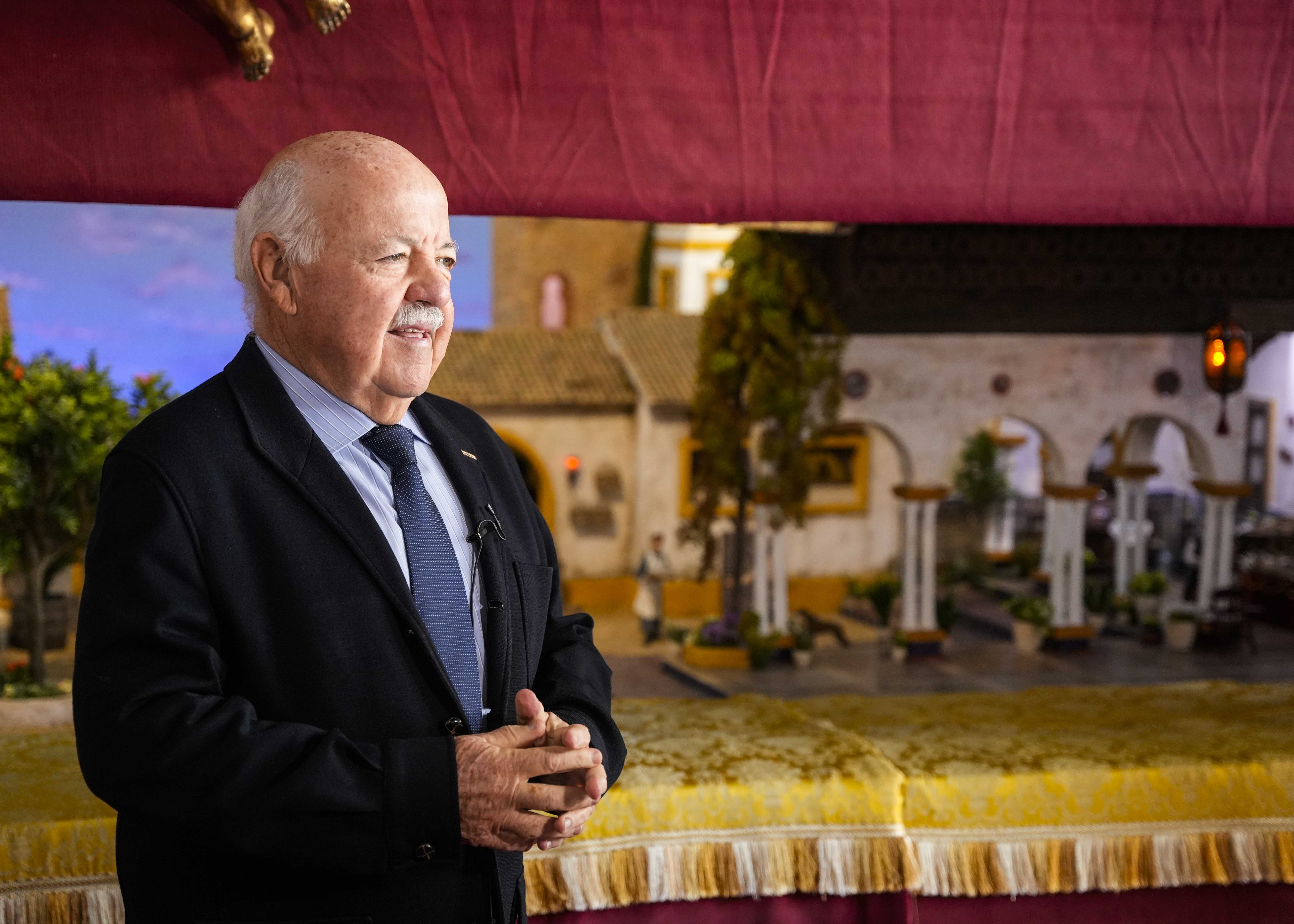  El presidente del Parlamento, Jess Aguirre, ante el beln inaugurado hoy en la sede parlamentaria