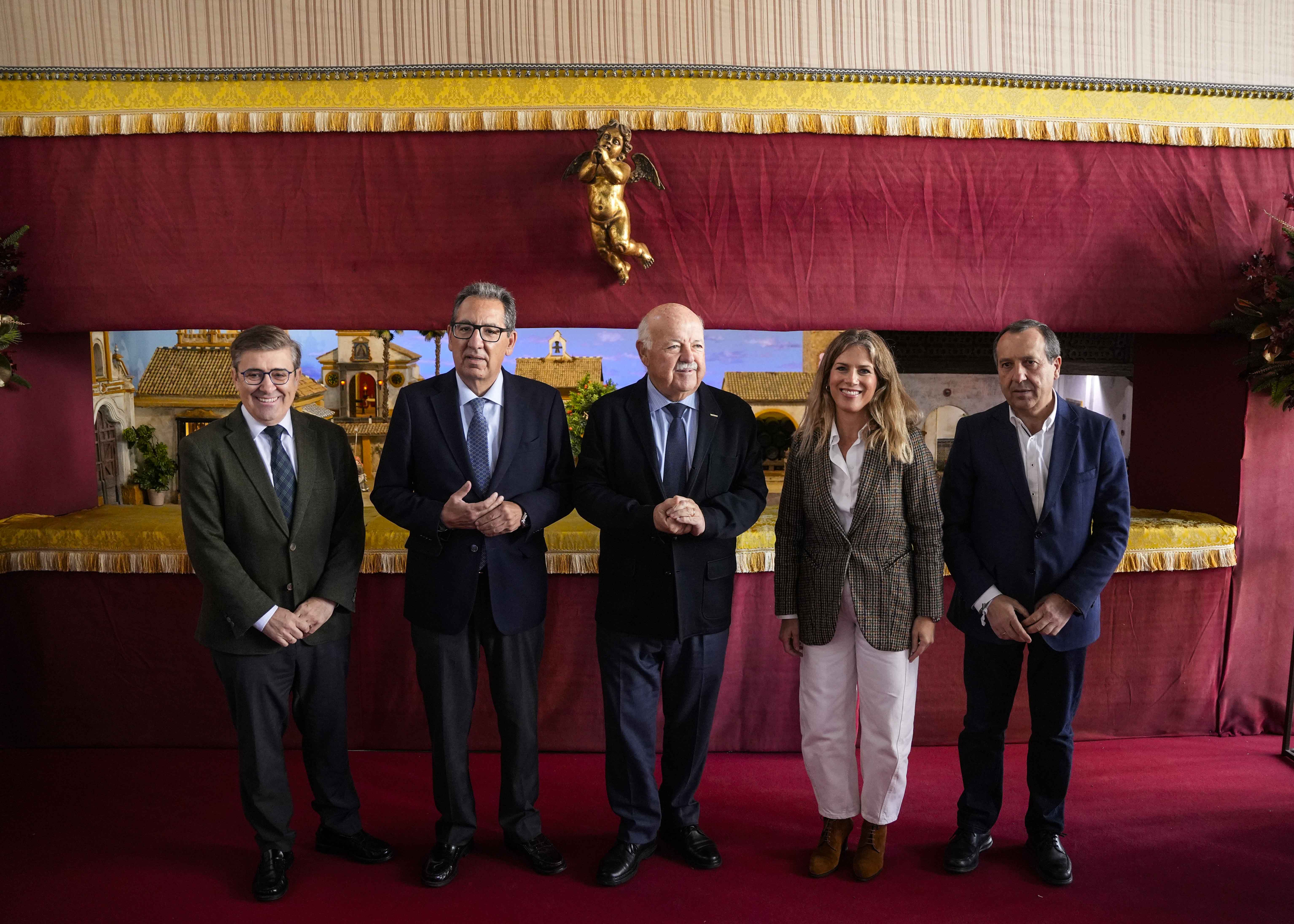  Jess Aguirre junto a Ana Mestre, el diputado Jos Luis Ruiz y el presidente de la Fundacin Cajasol, Antonio Pulido, y el presidente de la Asociacin de Belenistas de Sevilla, Antonio Jess Arias