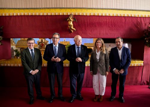  Jess Aguirre junto a Ana Mestre, el diputado Jos Luis Ruiz y el presidente de la Fundacin Cajasol, Antonio Pulido, y el presidente de la Asociacin de Belenistas de Sevilla, Antonio Jess Arias