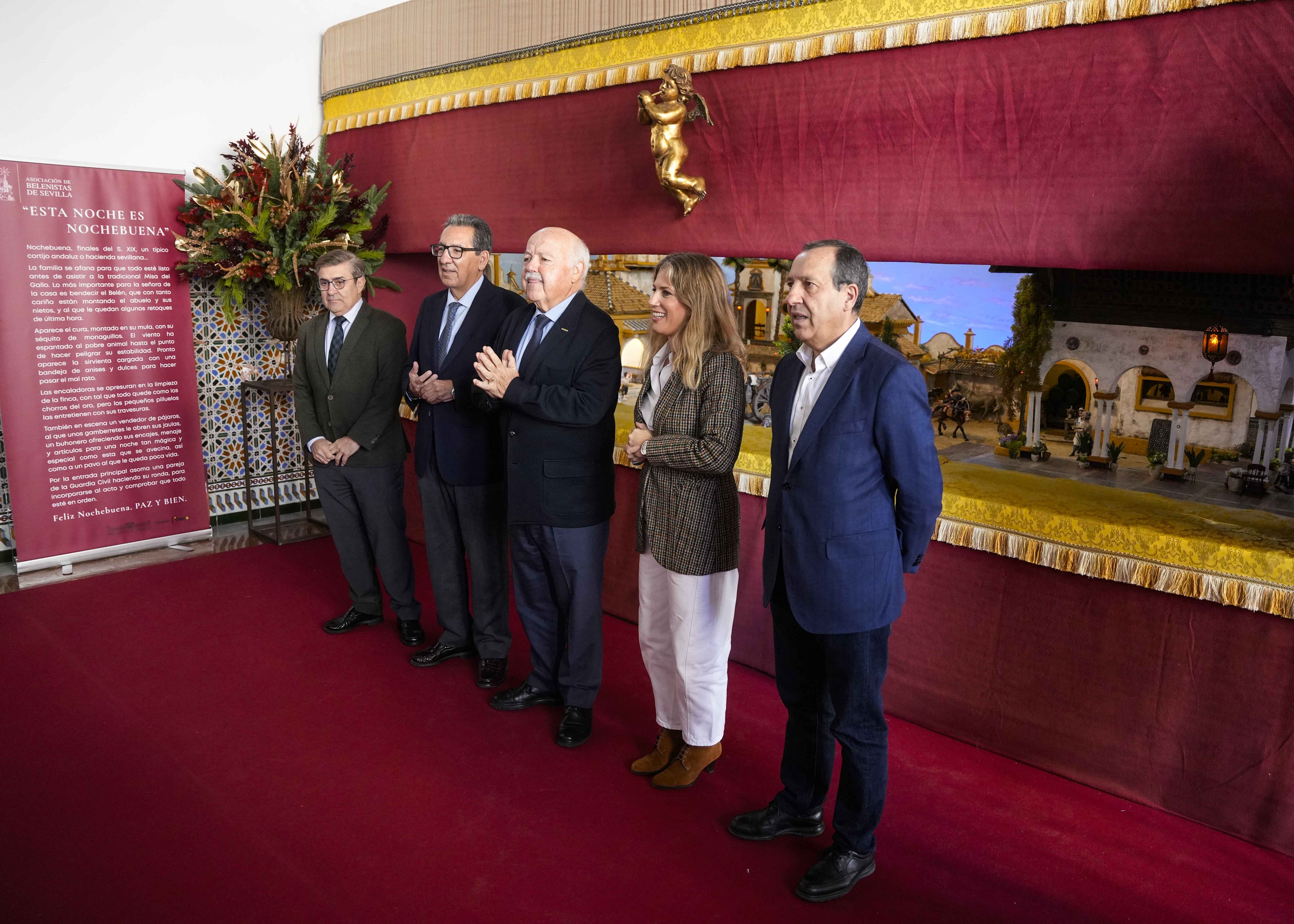   El presidente del Parlamento, Jess Aguirre, procede a inaugurar el beln montado en el patio del Recibimiento