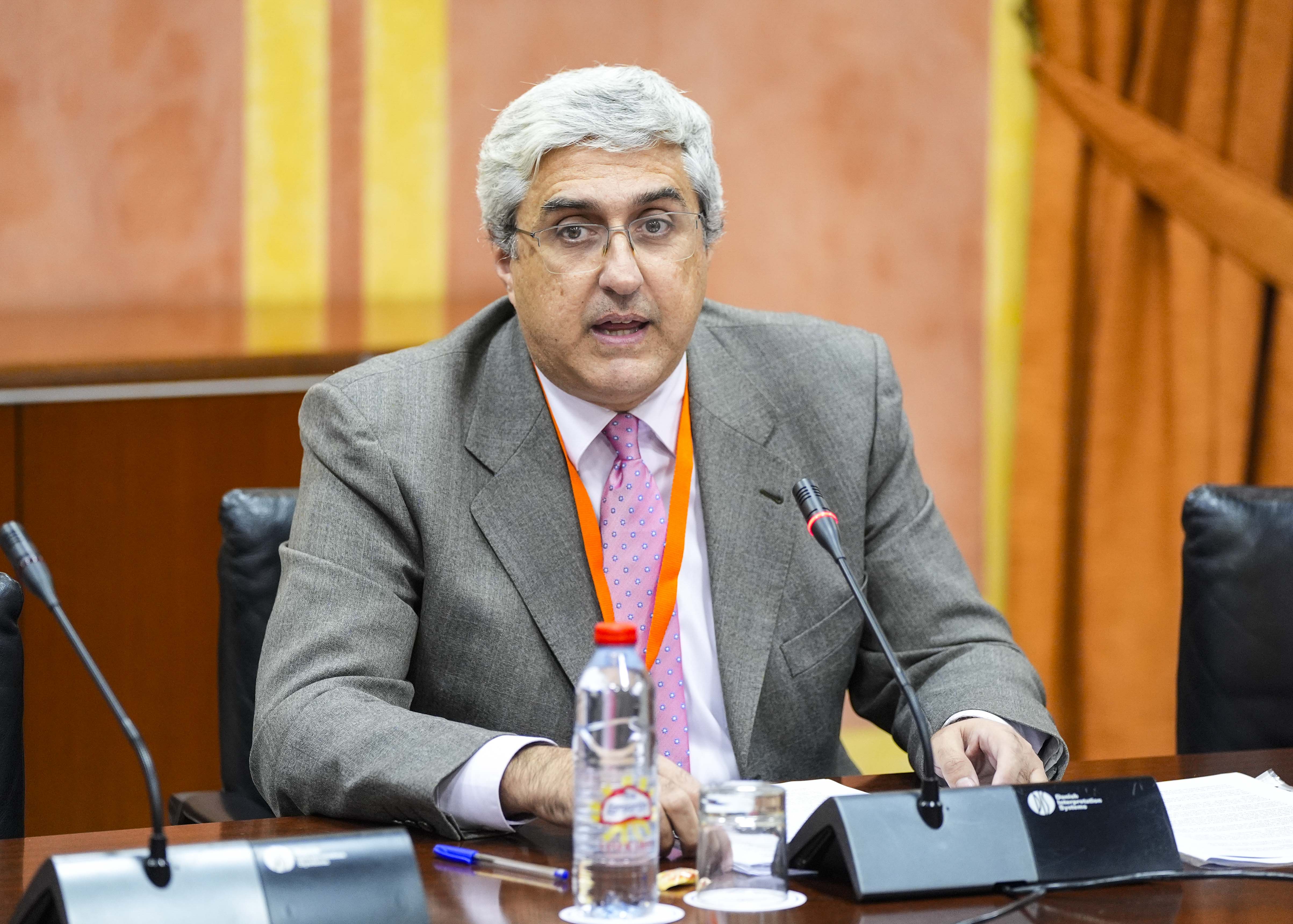  En representacin de la CEA comparece Luis Picn