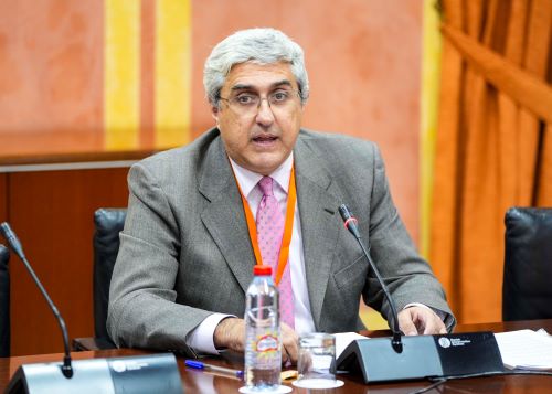  En representacin de la CEA comparece Luis Picn