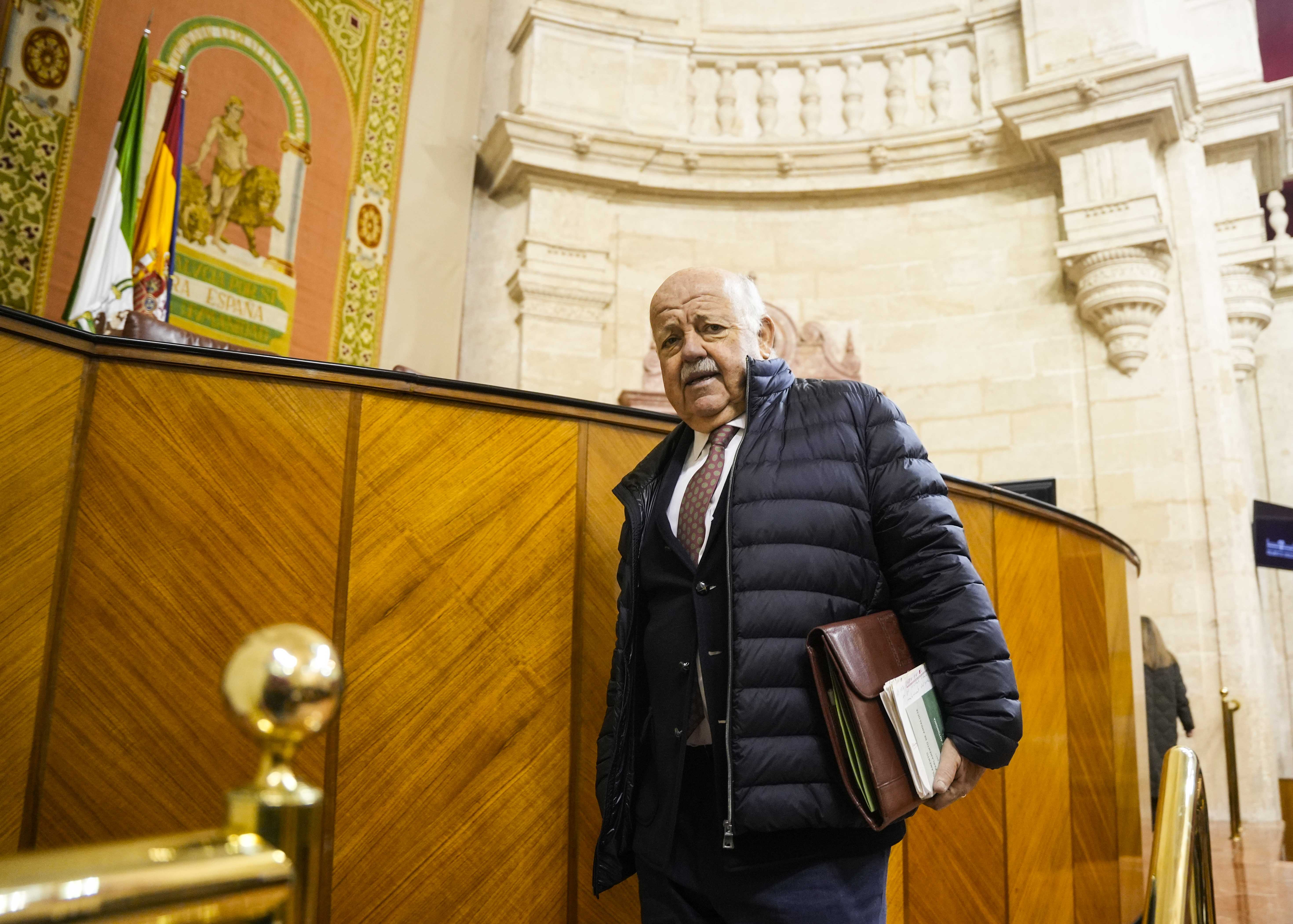  El presidente del Parlamento, Jess Aguirre, antes del inicio de la sesin