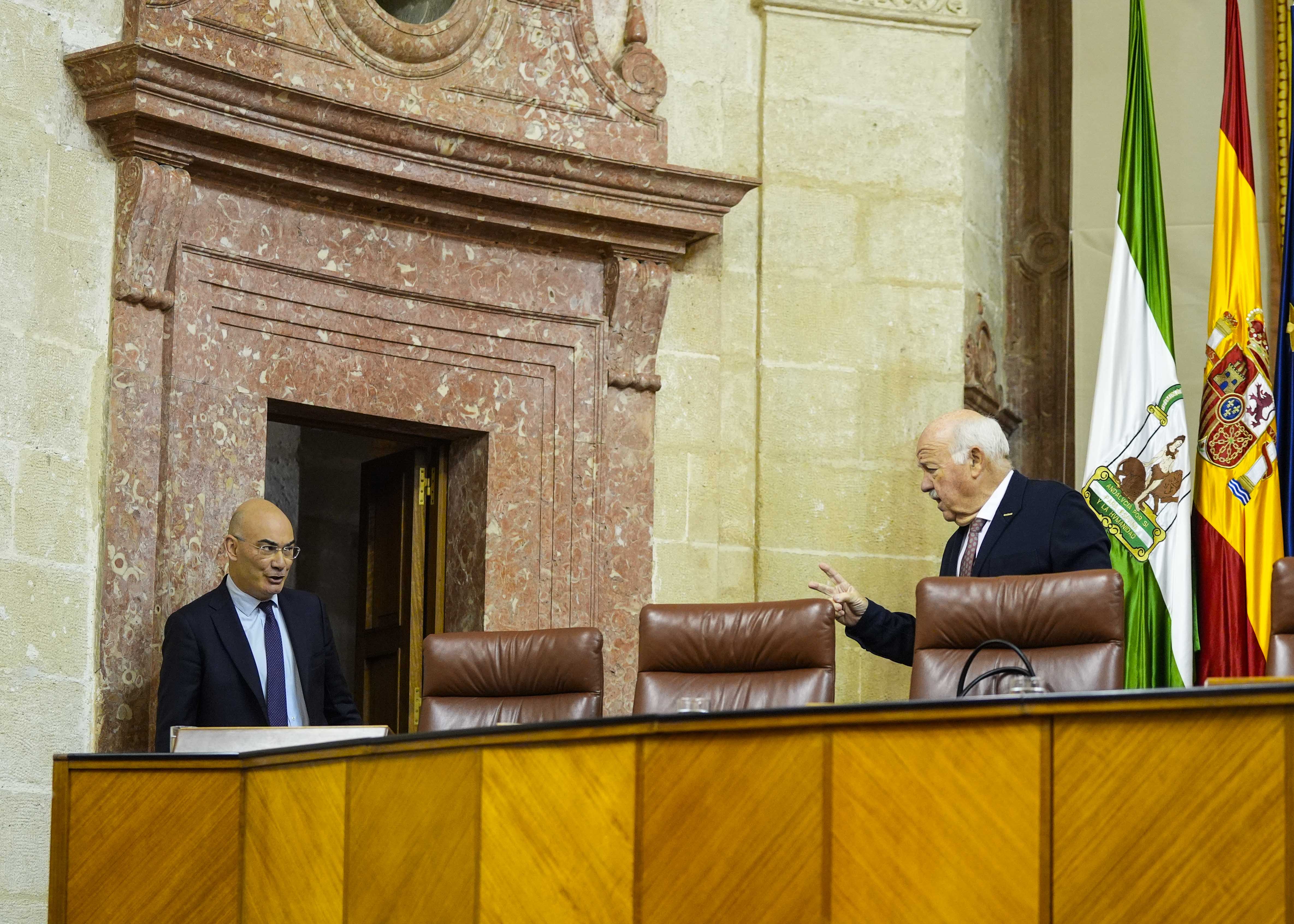  El letrado mayor y el presidente del Parlamento momentos previos al inicio de la sesin