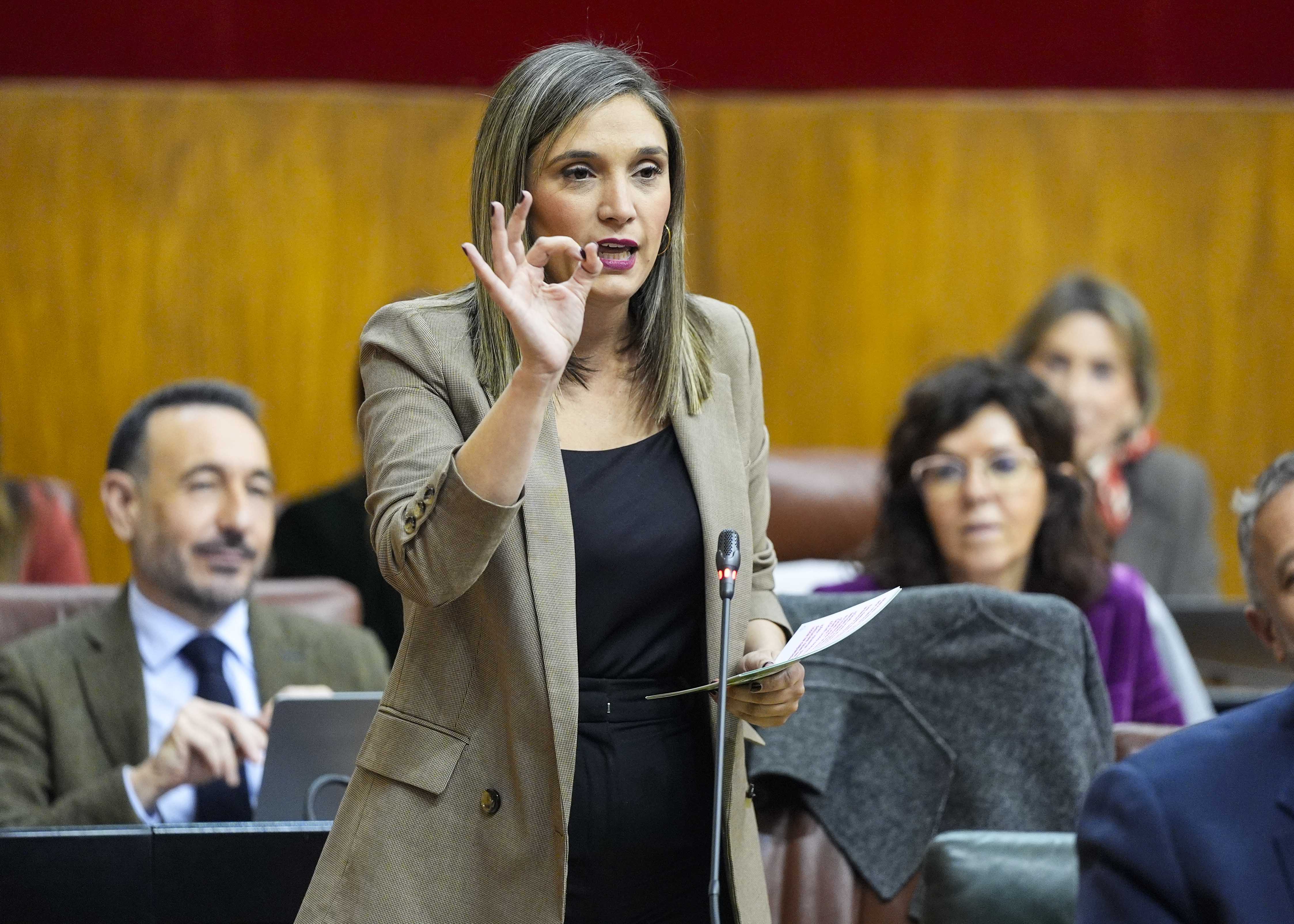 La portavoz del Grupo Socialista, Mar�a M�rquez, pregunta al presidente de la Junta de Andaluc�a sobre el blindaje de los servicios p�blicos