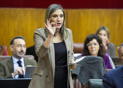 La portavoz del Grupo Socialista, Mar�a M�rquez, pregunta al presidente de la Junta de Andaluc�a sobre el blindaje de los servicios p�blicos
