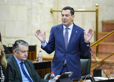 Juan Manuel Moreno, presidente de la Junta de Andaluc�a, contesta a las preguntas de los portavoces parlamentarios en la sesi�n de control 