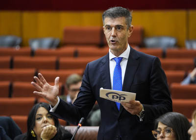 Por el Grupo Popular, el diputado Jos� Mar�a Ayala pregunta sobre las unidades de excelencia e investigaci�n en Andaluc�a