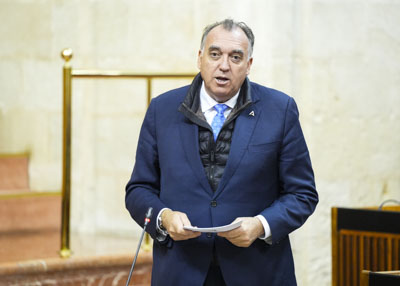 Responde a la pregunta el consejero de Turismo y Andaluc�a Exterior, Arturo Bernal 
