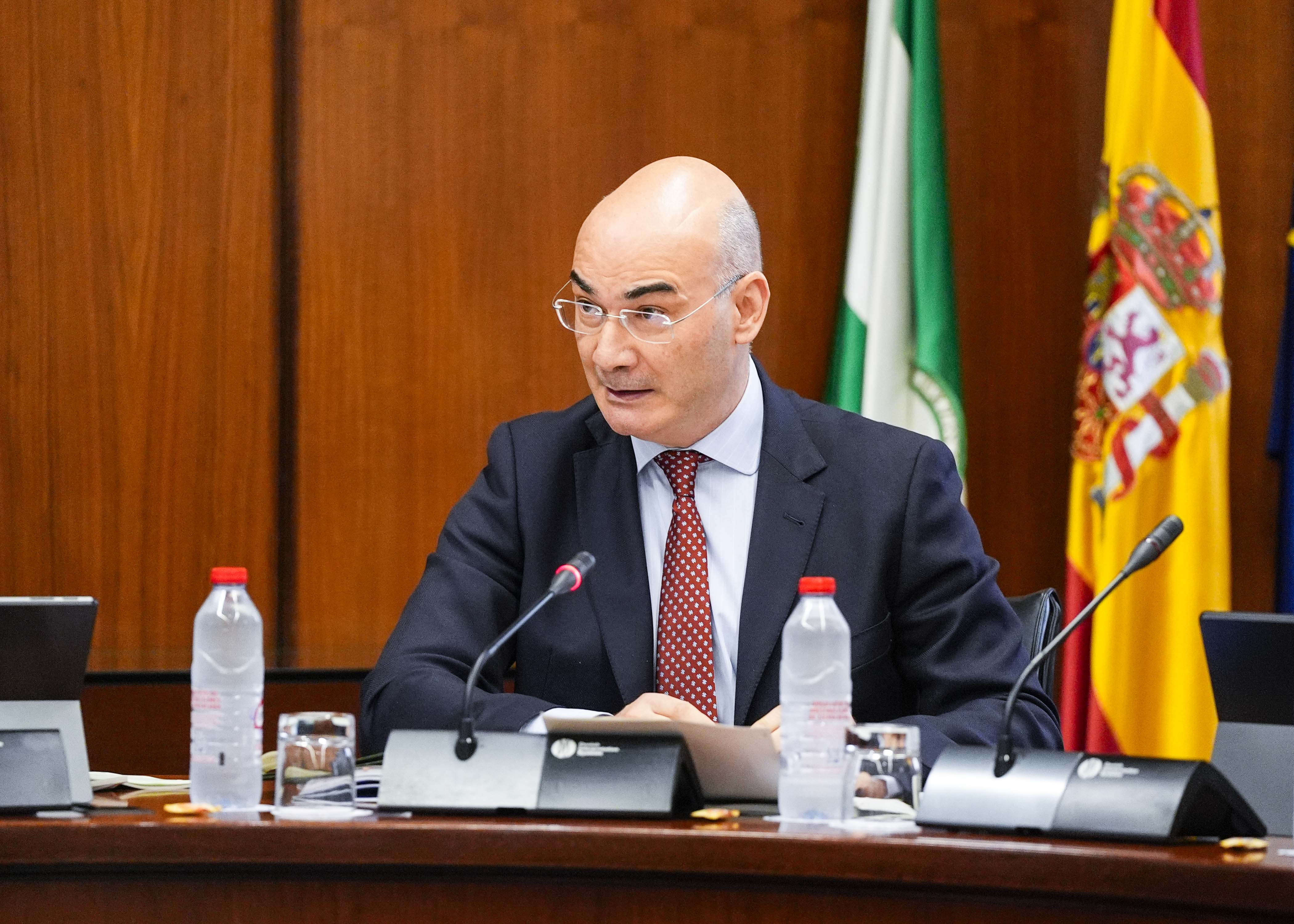   El letrado mayor del Parlamento, Manuel Carrasco, procede a la lectura de los derechos de petici�n presentados a la Comisi�n Consultiva de Nombramientos