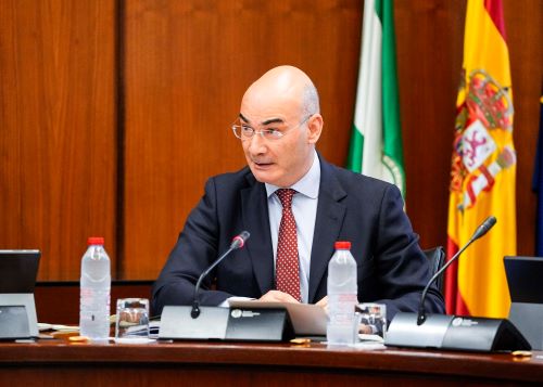   El letrado mayor del Parlamento, Manuel Carrasco, procede a la lectura de los derechos de petici�n presentados a la Comisi�n Consultiva de Nombramientos