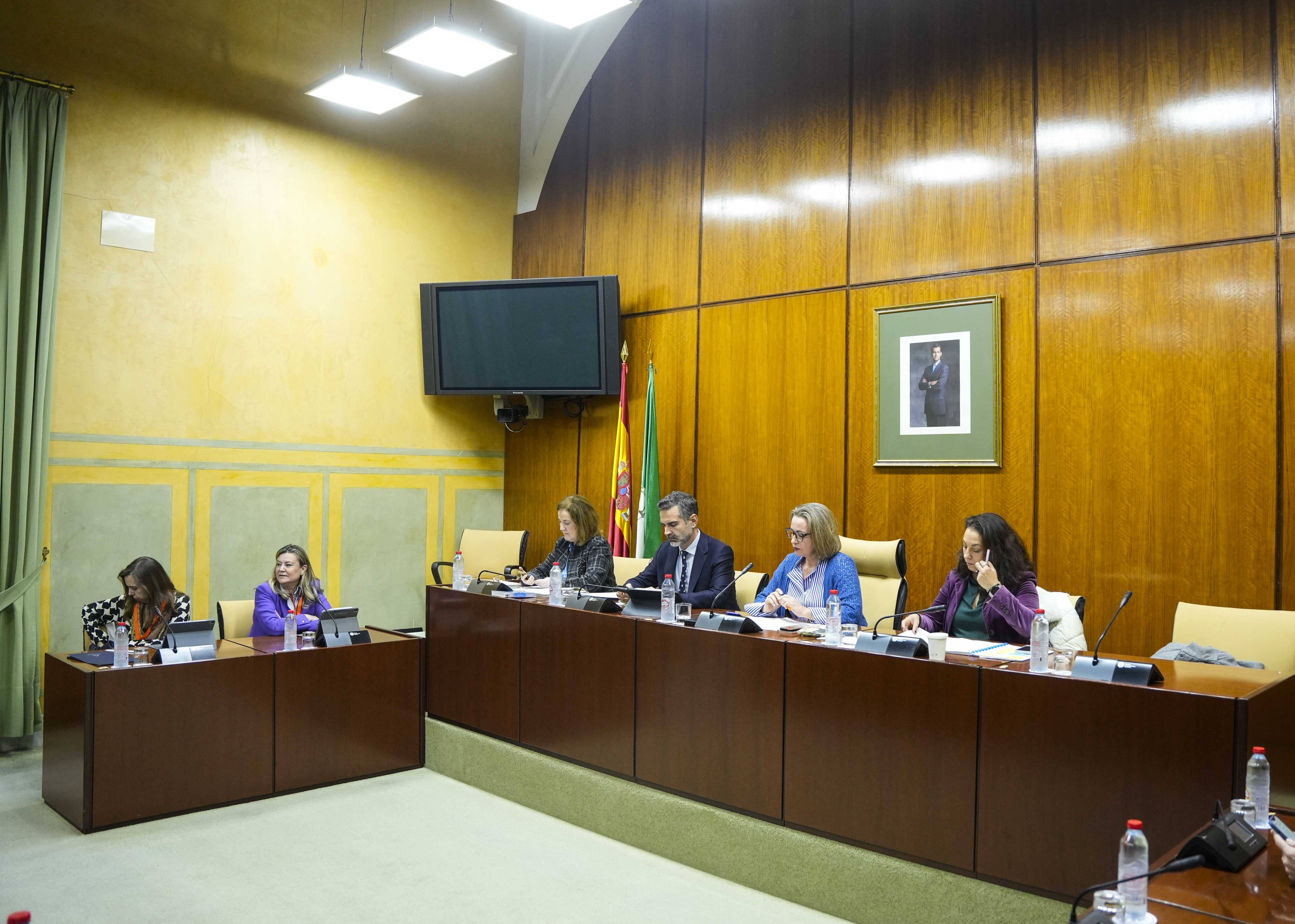  Mesa de la Comisi�n de Agricultura, Pesca, Agua y Desarrollo Rural con la presencia del consejero